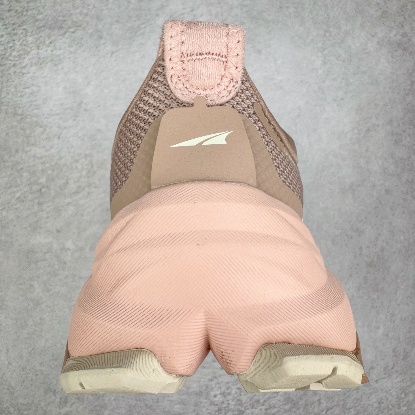 图片[8]-＃纯原 Altra OLYMPUS 6 奥创奥林匹斯六代舒适百搭防滑耐磨低帮户外跑步鞋 2009年，长跑精英运动员Golden Harper在美国犹他州创立了“Altra Footwear”，跑鞋特点是采用舒适的FootShape™M（很适鞋楦）设计和独特的BalancedCushioning™（平衡缓冲）技术，帮助遭受伤病困扰的跑者回归跑步，从而迅速积累起良好的口碑。2011年品牌迅速发展，屡获大奖。2015年开始不仅占据全美跑鞋前十，足迹更是遍布全球。2016年Altra正式进入中国市场，凭借独特的品牌风格以及出色的性能表现，三年来获得越来越多普通跑者的喜爱。销售业绩增长迅速，成为中国越野跑市场占有量前三的跑鞋品牌。实拍调校N版已经零色差零失真 百分百还原实物色彩所见即所得 不存在货不对板色差等低级问题 选购参考实物拍摄 不混卖不参货 只用心做好货严格选品 承诺混一赔十 尺码：39 40 40.5 41 42 42.5 43 44 44.5 45-选品中心