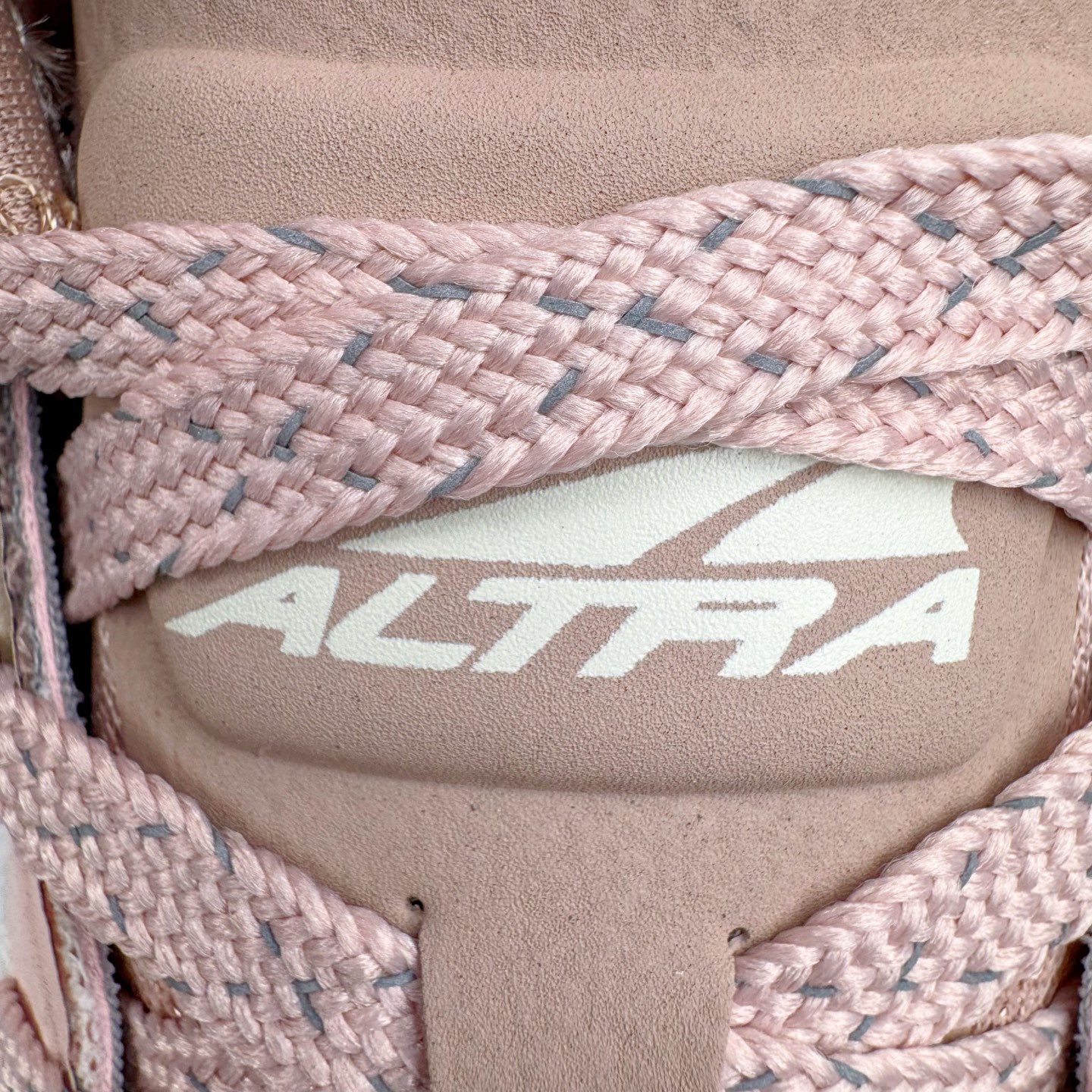 图片[14]-＃纯原 Altra OLYMPUS 6 奥创奥林匹斯六代舒适百搭防滑耐磨低帮户外跑步鞋 2009年，长跑精英运动员Golden Harper在美国犹他州创立了“Altra Footwear”，跑鞋特点是采用舒适的FootShape™M（很适鞋楦）设计和独特的BalancedCushioning™（平衡缓冲）技术，帮助遭受伤病困扰的跑者回归跑步，从而迅速积累起良好的口碑。2011年品牌迅速发展，屡获大奖。2015年开始不仅占据全美跑鞋前十，足迹更是遍布全球。2016年Altra正式进入中国市场，凭借独特的品牌风格以及出色的性能表现，三年来获得越来越多普通跑者的喜爱。销售业绩增长迅速，成为中国越野跑市场占有量前三的跑鞋品牌。实拍调校N版已经零色差零失真 百分百还原实物色彩所见即所得 不存在货不对板色差等低级问题 选购参考实物拍摄 不混卖不参货 只用心做好货严格选品 承诺混一赔十 尺码：39 40 40.5 41 42 42.5 43 44 44.5 45-选品中心