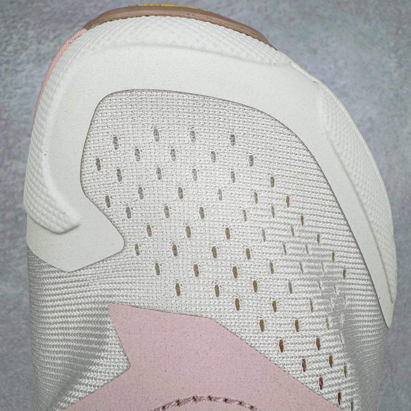 图片[16]-＃纯原 Altra OLYMPUS 6 奥创奥林匹斯六代舒适百搭防滑耐磨低帮户外跑步鞋 2009年，长跑精英运动员Golden Harper在美国犹他州创立了“Altra Footwear”，跑鞋特点是采用舒适的FootShape™M（很适鞋楦）设计和独特的BalancedCushioning™（平衡缓冲）技术，帮助遭受伤病困扰的跑者回归跑步，从而迅速积累起良好的口碑。2011年品牌迅速发展，屡获大奖。2015年开始不仅占据全美跑鞋前十，足迹更是遍布全球。2016年Altra正式进入中国市场，凭借独特的品牌风格以及出色的性能表现，三年来获得越来越多普通跑者的喜爱。销售业绩增长迅速，成为中国越野跑市场占有量前三的跑鞋品牌。实拍调校N版已经零色差零失真 百分百还原实物色彩所见即所得 不存在货不对板色差等低级问题 选购参考实物拍摄 不混卖不参货 只用心做好货严格选品 承诺混一赔十 尺码：39 40 40.5 41 42 42.5 43 44 44.5 45-选品中心