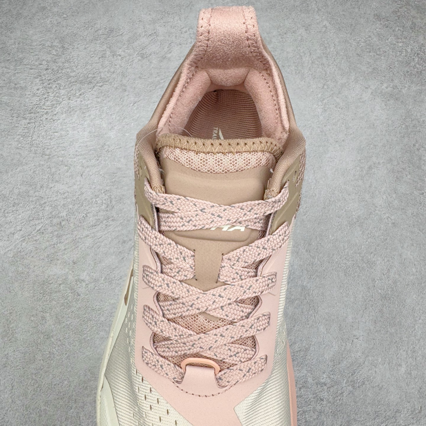 图片[5]-＃纯原 Altra OLYMPUS 6 奥创奥林匹斯六代舒适百搭防滑耐磨低帮户外跑步鞋 2009年，长跑精英运动员Golden Harper在美国犹他州创立了“Altra Footwear”，跑鞋特点是采用舒适的FootShape™M（很适鞋楦）设计和独特的BalancedCushioning™（平衡缓冲）技术，帮助遭受伤病困扰的跑者回归跑步，从而迅速积累起良好的口碑。2011年品牌迅速发展，屡获大奖。2015年开始不仅占据全美跑鞋前十，足迹更是遍布全球。2016年Altra正式进入中国市场，凭借独特的品牌风格以及出色的性能表现，三年来获得越来越多普通跑者的喜爱。销售业绩增长迅速，成为中国越野跑市场占有量前三的跑鞋品牌。实拍调校N版已经零色差零失真 百分百还原实物色彩所见即所得 不存在货不对板色差等低级问题 选购参考实物拍摄 不混卖不参货 只用心做好货严格选品 承诺混一赔十 尺码：39 40 40.5 41 42 42.5 43 44 44.5 45-选品中心