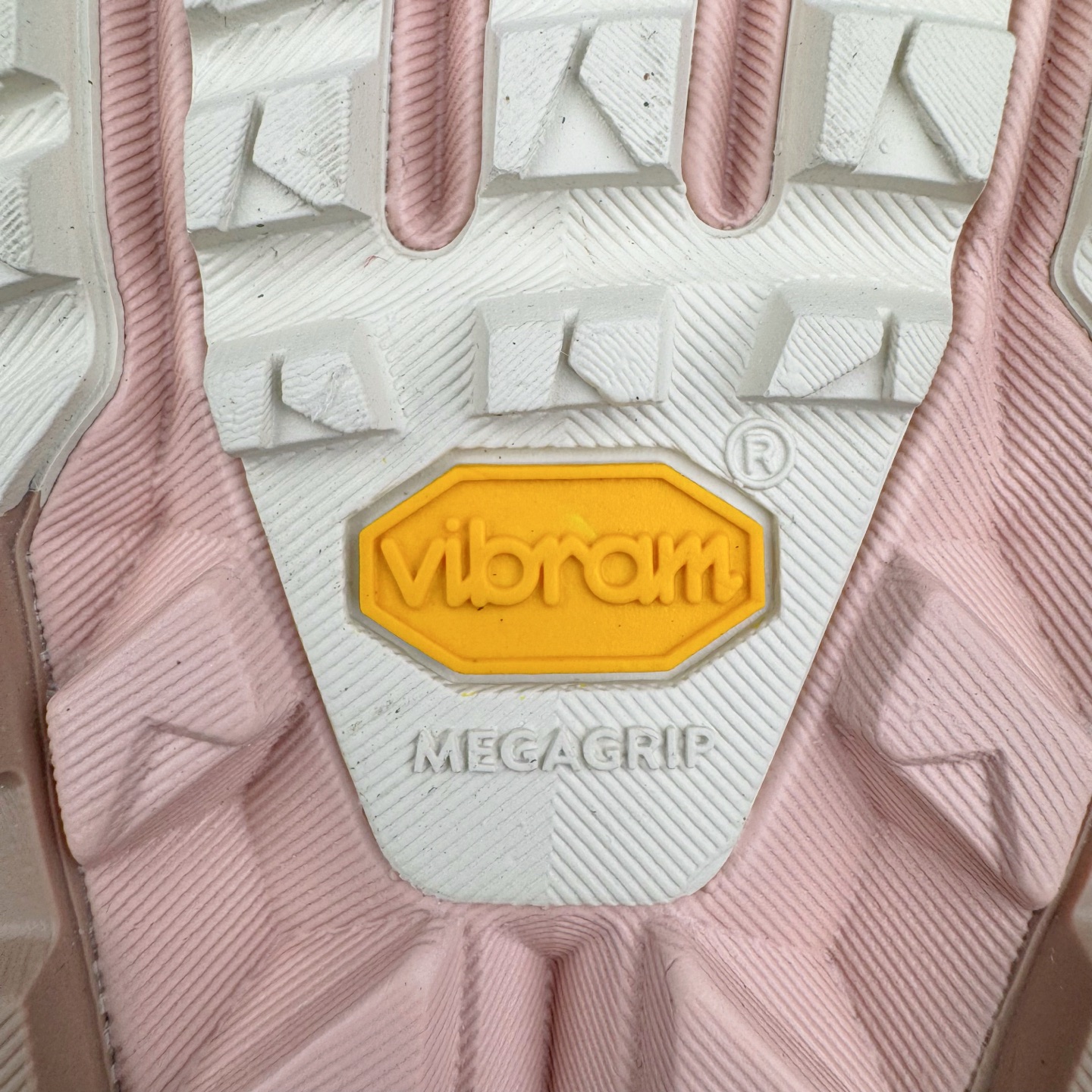 图片[21]-＃纯原 Altra OLYMPUS 6 奥创奥林匹斯六代舒适百搭防滑耐磨低帮户外跑步鞋 2009年，长跑精英运动员Golden Harper在美国犹他州创立了“Altra Footwear”，跑鞋特点是采用舒适的FootShape™M（很适鞋楦）设计和独特的BalancedCushioning™（平衡缓冲）技术，帮助遭受伤病困扰的跑者回归跑步，从而迅速积累起良好的口碑。2011年品牌迅速发展，屡获大奖。2015年开始不仅占据全美跑鞋前十，足迹更是遍布全球。2016年Altra正式进入中国市场，凭借独特的品牌风格以及出色的性能表现，三年来获得越来越多普通跑者的喜爱。销售业绩增长迅速，成为中国越野跑市场占有量前三的跑鞋品牌。实拍调校N版已经零色差零失真 百分百还原实物色彩所见即所得 不存在货不对板色差等低级问题 选购参考实物拍摄 不混卖不参货 只用心做好货严格选品 承诺混一赔十 尺码：39 40 40.5 41 42 42.5 43 44 44.5 45-选品中心