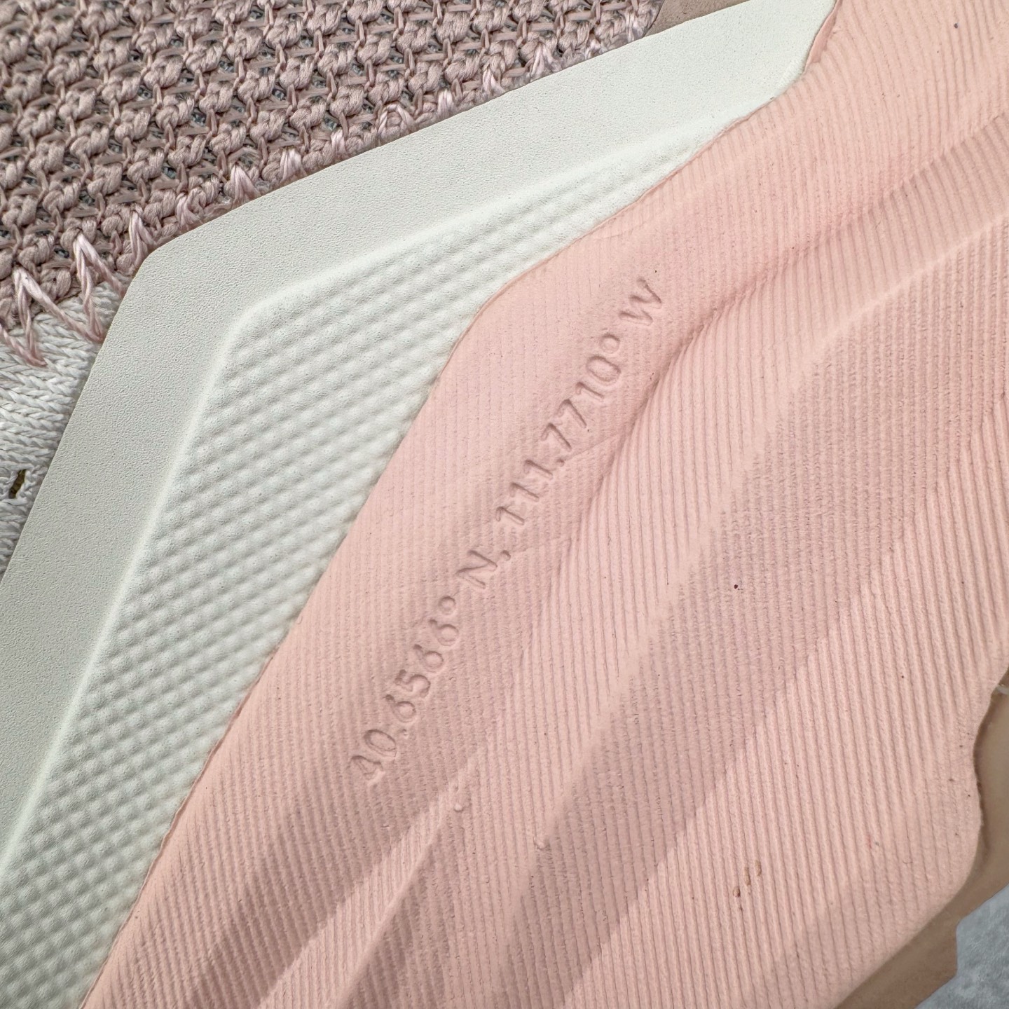 图片[13]-＃纯原 Altra OLYMPUS 6 奥创奥林匹斯六代舒适百搭防滑耐磨低帮户外跑步鞋 2009年，长跑精英运动员Golden Harper在美国犹他州创立了“Altra Footwear”，跑鞋特点是采用舒适的FootShape™M（很适鞋楦）设计和独特的BalancedCushioning™（平衡缓冲）技术，帮助遭受伤病困扰的跑者回归跑步，从而迅速积累起良好的口碑。2011年品牌迅速发展，屡获大奖。2015年开始不仅占据全美跑鞋前十，足迹更是遍布全球。2016年Altra正式进入中国市场，凭借独特的品牌风格以及出色的性能表现，三年来获得越来越多普通跑者的喜爱。销售业绩增长迅速，成为中国越野跑市场占有量前三的跑鞋品牌。实拍调校N版已经零色差零失真 百分百还原实物色彩所见即所得 不存在货不对板色差等低级问题 选购参考实物拍摄 不混卖不参货 只用心做好货严格选品 承诺混一赔十 尺码：39 40 40.5 41 42 42.5 43 44 44.5 45-选品中心