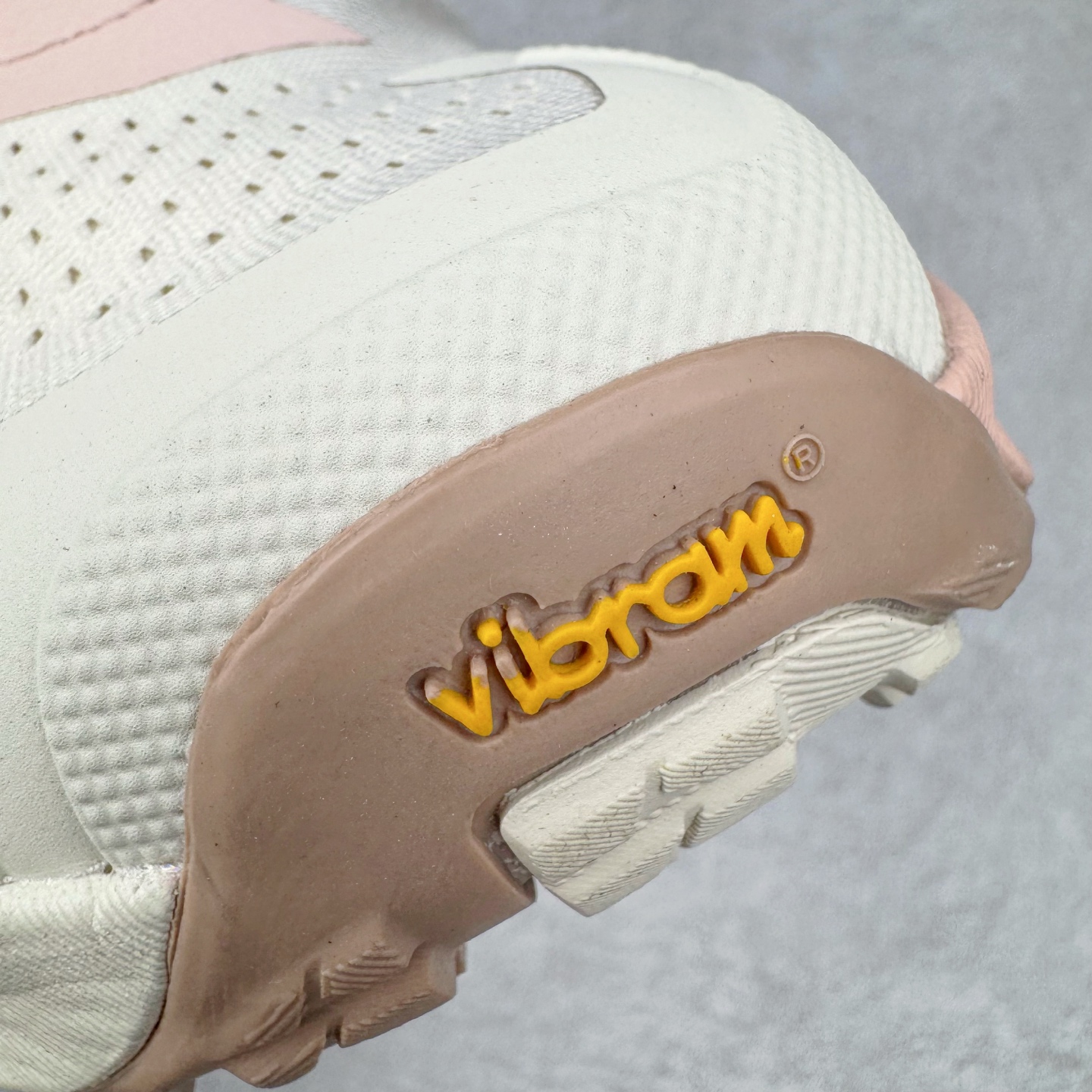 图片[15]-＃纯原 Altra OLYMPUS 6 奥创奥林匹斯六代舒适百搭防滑耐磨低帮户外跑步鞋 2009年，长跑精英运动员Golden Harper在美国犹他州创立了“Altra Footwear”，跑鞋特点是采用舒适的FootShape™M（很适鞋楦）设计和独特的BalancedCushioning™（平衡缓冲）技术，帮助遭受伤病困扰的跑者回归跑步，从而迅速积累起良好的口碑。2011年品牌迅速发展，屡获大奖。2015年开始不仅占据全美跑鞋前十，足迹更是遍布全球。2016年Altra正式进入中国市场，凭借独特的品牌风格以及出色的性能表现，三年来获得越来越多普通跑者的喜爱。销售业绩增长迅速，成为中国越野跑市场占有量前三的跑鞋品牌。实拍调校N版已经零色差零失真 百分百还原实物色彩所见即所得 不存在货不对板色差等低级问题 选购参考实物拍摄 不混卖不参货 只用心做好货严格选品 承诺混一赔十 尺码：39 40 40.5 41 42 42.5 43 44 44.5 45-选品中心