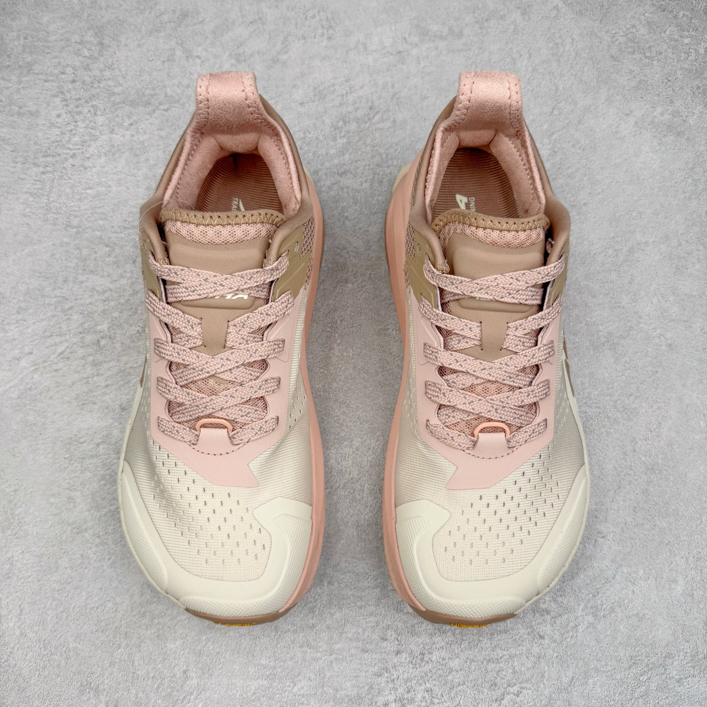 图片[2]-＃纯原 Altra OLYMPUS 6 奥创奥林匹斯六代舒适百搭防滑耐磨低帮户外跑步鞋 2009年，长跑精英运动员Golden Harper在美国犹他州创立了“Altra Footwear”，跑鞋特点是采用舒适的FootShape™M（很适鞋楦）设计和独特的BalancedCushioning™（平衡缓冲）技术，帮助遭受伤病困扰的跑者回归跑步，从而迅速积累起良好的口碑。2011年品牌迅速发展，屡获大奖。2015年开始不仅占据全美跑鞋前十，足迹更是遍布全球。2016年Altra正式进入中国市场，凭借独特的品牌风格以及出色的性能表现，三年来获得越来越多普通跑者的喜爱。销售业绩增长迅速，成为中国越野跑市场占有量前三的跑鞋品牌。实拍调校N版已经零色差零失真 百分百还原实物色彩所见即所得 不存在货不对板色差等低级问题 选购参考实物拍摄 不混卖不参货 只用心做好货严格选品 承诺混一赔十 尺码：39 40 40.5 41 42 42.5 43 44 44.5 45-选品中心