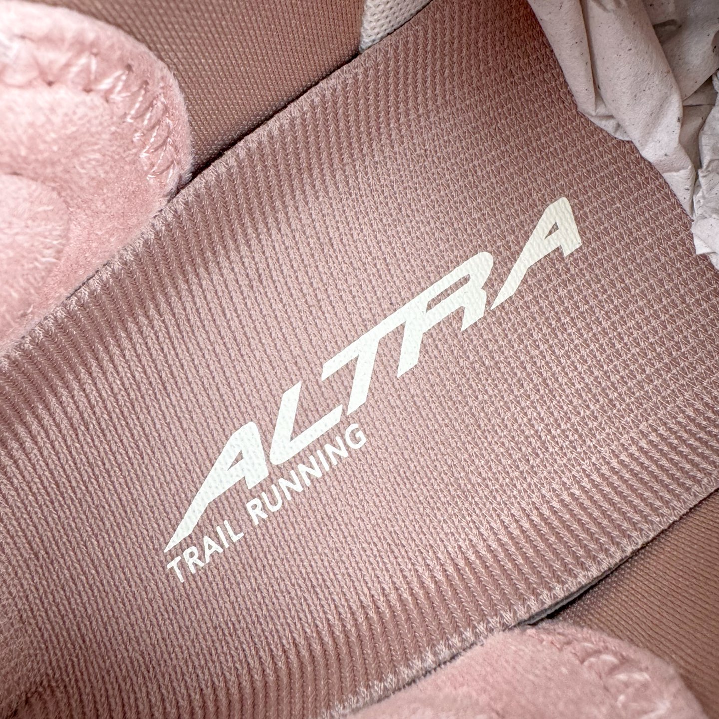 图片[11]-＃纯原 Altra OLYMPUS 6 奥创奥林匹斯六代舒适百搭防滑耐磨低帮户外跑步鞋 2009年，长跑精英运动员Golden Harper在美国犹他州创立了“Altra Footwear”，跑鞋特点是采用舒适的FootShape™M（很适鞋楦）设计和独特的BalancedCushioning™（平衡缓冲）技术，帮助遭受伤病困扰的跑者回归跑步，从而迅速积累起良好的口碑。2011年品牌迅速发展，屡获大奖。2015年开始不仅占据全美跑鞋前十，足迹更是遍布全球。2016年Altra正式进入中国市场，凭借独特的品牌风格以及出色的性能表现，三年来获得越来越多普通跑者的喜爱。销售业绩增长迅速，成为中国越野跑市场占有量前三的跑鞋品牌。实拍调校N版已经零色差零失真 百分百还原实物色彩所见即所得 不存在货不对板色差等低级问题 选购参考实物拍摄 不混卖不参货 只用心做好货严格选品 承诺混一赔十 尺码：39 40 40.5 41 42 42.5 43 44 44.5 45-选品中心