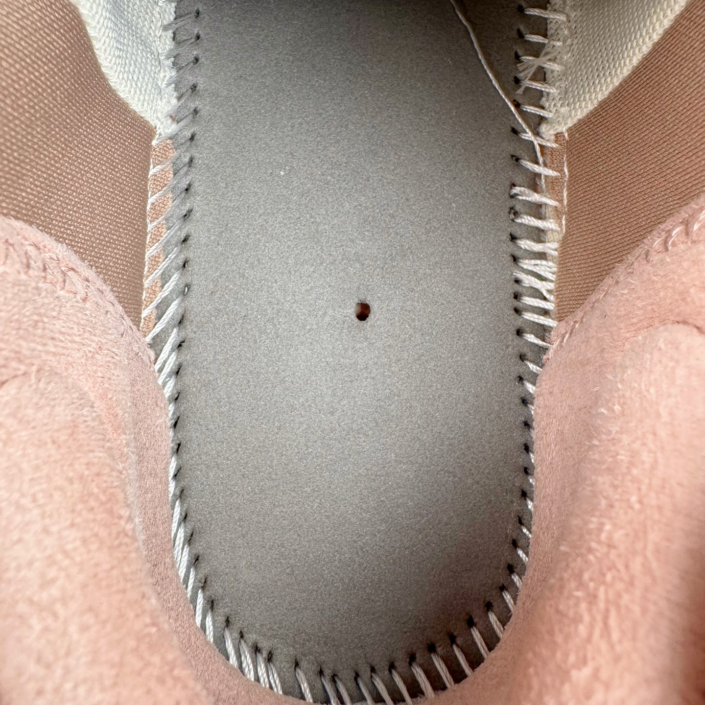 图片[10]-＃纯原 Altra OLYMPUS 6 奥创奥林匹斯六代舒适百搭防滑耐磨低帮户外跑步鞋 2009年，长跑精英运动员Golden Harper在美国犹他州创立了“Altra Footwear”，跑鞋特点是采用舒适的FootShape™M（很适鞋楦）设计和独特的BalancedCushioning™（平衡缓冲）技术，帮助遭受伤病困扰的跑者回归跑步，从而迅速积累起良好的口碑。2011年品牌迅速发展，屡获大奖。2015年开始不仅占据全美跑鞋前十，足迹更是遍布全球。2016年Altra正式进入中国市场，凭借独特的品牌风格以及出色的性能表现，三年来获得越来越多普通跑者的喜爱。销售业绩增长迅速，成为中国越野跑市场占有量前三的跑鞋品牌。实拍调校N版已经零色差零失真 百分百还原实物色彩所见即所得 不存在货不对板色差等低级问题 选购参考实物拍摄 不混卖不参货 只用心做好货严格选品 承诺混一赔十 尺码：39 40 40.5 41 42 42.5 43 44 44.5 45-选品中心