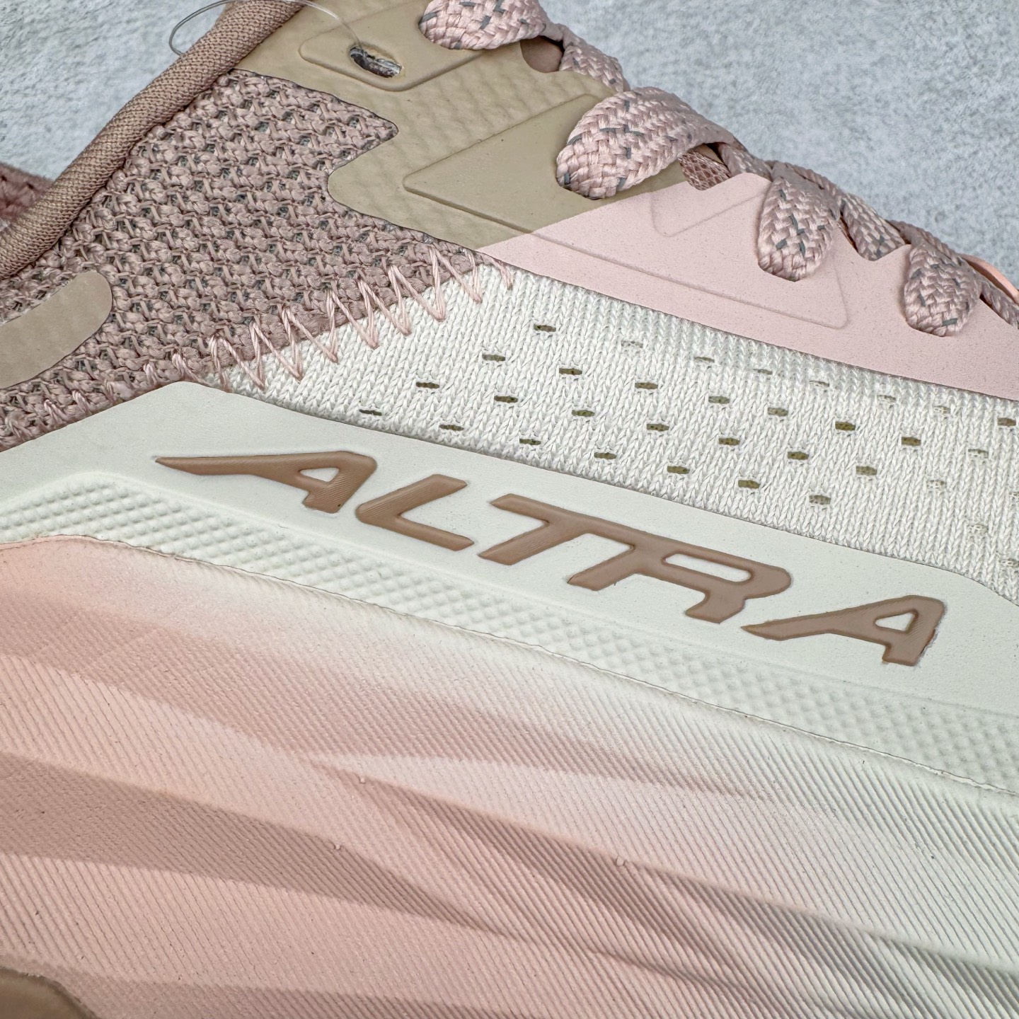 图片[19]-＃纯原 Altra OLYMPUS 6 奥创奥林匹斯六代舒适百搭防滑耐磨低帮户外跑步鞋 2009年，长跑精英运动员Golden Harper在美国犹他州创立了“Altra Footwear”，跑鞋特点是采用舒适的FootShape™M（很适鞋楦）设计和独特的BalancedCushioning™（平衡缓冲）技术，帮助遭受伤病困扰的跑者回归跑步，从而迅速积累起良好的口碑。2011年品牌迅速发展，屡获大奖。2015年开始不仅占据全美跑鞋前十，足迹更是遍布全球。2016年Altra正式进入中国市场，凭借独特的品牌风格以及出色的性能表现，三年来获得越来越多普通跑者的喜爱。销售业绩增长迅速，成为中国越野跑市场占有量前三的跑鞋品牌。实拍调校N版已经零色差零失真 百分百还原实物色彩所见即所得 不存在货不对板色差等低级问题 选购参考实物拍摄 不混卖不参货 只用心做好货严格选品 承诺混一赔十 尺码：39 40 40.5 41 42 42.5 43 44 44.5 45-选品中心