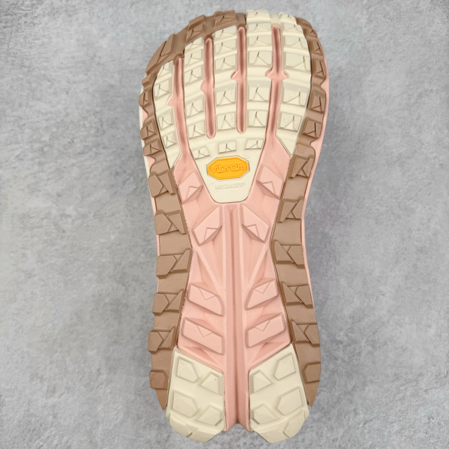 图片[9]-＃纯原 Altra OLYMPUS 6 奥创奥林匹斯六代舒适百搭防滑耐磨低帮户外跑步鞋 2009年，长跑精英运动员Golden Harper在美国犹他州创立了“Altra Footwear”，跑鞋特点是采用舒适的FootShape™M（很适鞋楦）设计和独特的BalancedCushioning™（平衡缓冲）技术，帮助遭受伤病困扰的跑者回归跑步，从而迅速积累起良好的口碑。2011年品牌迅速发展，屡获大奖。2015年开始不仅占据全美跑鞋前十，足迹更是遍布全球。2016年Altra正式进入中国市场，凭借独特的品牌风格以及出色的性能表现，三年来获得越来越多普通跑者的喜爱。销售业绩增长迅速，成为中国越野跑市场占有量前三的跑鞋品牌。实拍调校N版已经零色差零失真 百分百还原实物色彩所见即所得 不存在货不对板色差等低级问题 选购参考实物拍摄 不混卖不参货 只用心做好货严格选品 承诺混一赔十 尺码：39 40 40.5 41 42 42.5 43 44 44.5 45-选品中心