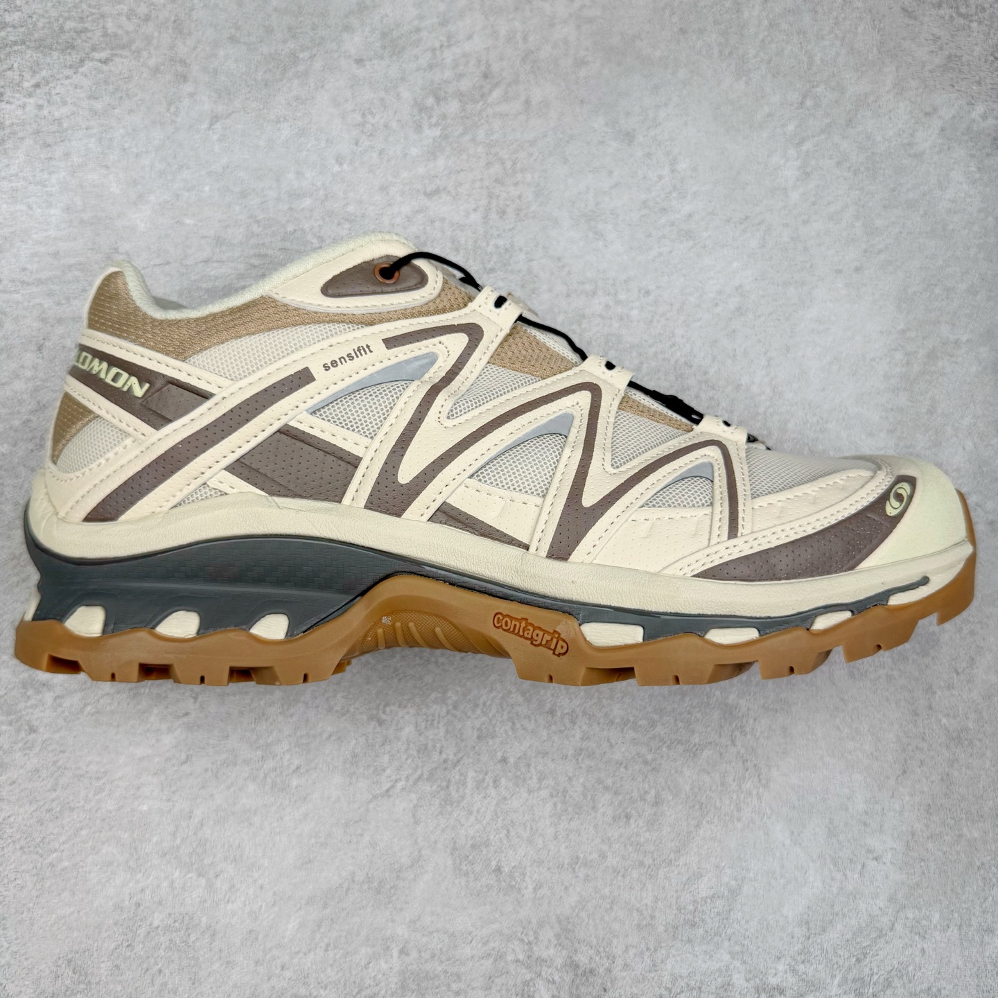 ＃TG福利特价️ Salomon XT-QUEST ADV 萨洛蒙潮流越野机能户外功能鞋 纯原外贸平台特供订单 耗时半年巨作 全套原纸板楦头开发 原厂特供网布配套加持 确保原汁原味 完美呈现版型 原档数据独家私模五层组合大底 男女鞋同步官方开发至46.5 原装Ortholite轻量化鞋垫 中底布带钢印编号 原厂TPU锁扣 进口港宝加持 后跟自然饱满 还原公司包裹性 基于 SALOMON 初代 XT 鞋身造型并搭载 4D ADVANCED CHASSIS™ 大底打造而成 为这款 XT-QUEST 带来了多项足部控制与保护等功能性 如在运动过程中控制左右晃动的过程而提高稳定性、改善长途越野过程中足中到足尖的过渡、提高感知岩石的精确度以抵抗尖锐物体对脚底的伤害以及采用动态缓冲来增强穿着舒适感 从而减轻疲劳感 使 XT-QUEST 成为一双舒适且安全的户外之履 尺码：36 36.5 37.5 38 38.5 39 40 40.5 41 42 42.5 43 44 44.5 45-选品中心