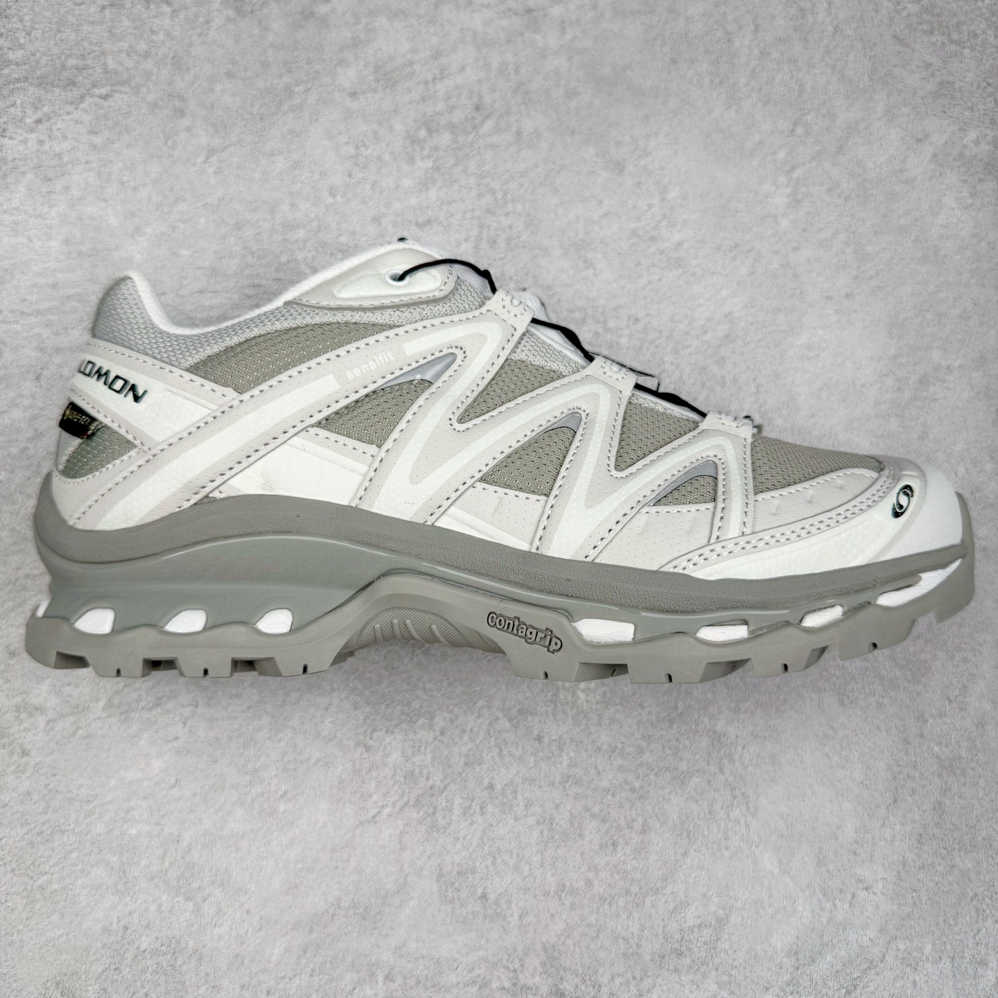 ＃TG福利特价️ Salomon XT-QUEST ADV 萨洛蒙潮流越野机能户外功能鞋 纯原外贸平台特供订单 耗时半年巨作 全套原纸板楦头开发 原厂特供网布配套加持 确保原汁原味 完美呈现版型 原档数据独家私模五层组合大底 男女鞋同步官方开发至46.5 原装Ortholite轻量化鞋垫 中底布带钢印编号 原厂TPU锁扣 进口港宝加持 后跟自然饱满 还原公司包裹性 基于 SALOMON 初代 XT 鞋身造型并搭载 4D ADVANCED CHASSIS™ 大底打造而成 为这款 XT-QUEST 带来了多项足部控制与保护等功能性 如在运动过程中控制左右晃动的过程而提高稳定性、改善长途越野过程中足中到足尖的过渡、提高感知岩石的精确度以抵抗尖锐物体对脚底的伤害以及采用动态缓冲来增强穿着舒适感 从而减轻疲劳感 使 XT-QUEST 成为一双舒适且安全的户外之履 尺码：36 36.5 37.5 38 38.5 39 40 40.5 41 42 42.5 43 44 44.5 45-选品中心