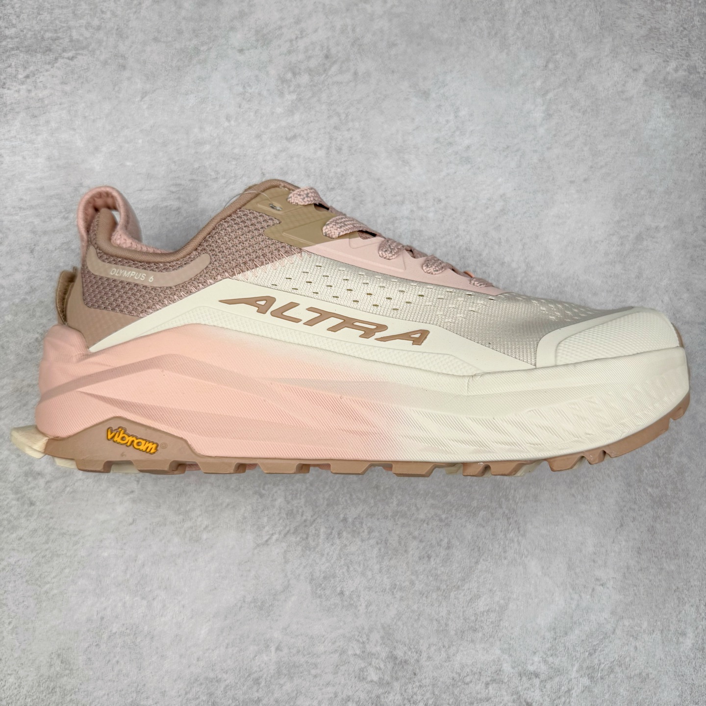 ＃纯原 Altra OLYMPUS 6 奥创奥林匹斯六代舒适百搭防滑耐磨低帮户外跑步鞋 2009年，长跑精英运动员Golden Harper在美国犹他州创立了“Altra Footwear”，跑鞋特点是采用舒适的FootShape™M（很适鞋楦）设计和独特的BalancedCushioning™（平衡缓冲）技术，帮助遭受伤病困扰的跑者回归跑步，从而迅速积累起良好的口碑。2011年品牌迅速发展，屡获大奖。2015年开始不仅占据全美跑鞋前十，足迹更是遍布全球。2016年Altra正式进入中国市场，凭借独特的品牌风格以及出色的性能表现，三年来获得越来越多普通跑者的喜爱。销售业绩增长迅速，成为中国越野跑市场占有量前三的跑鞋品牌。实拍调校N版已经零色差零失真 百分百还原实物色彩所见即所得 不存在货不对板色差等低级问题 选购参考实物拍摄 不混卖不参货 只用心做好货严格选品 承诺混一赔十 尺码：39 40 40.5 41 42 42.5 43 44 44.5 45-选品中心