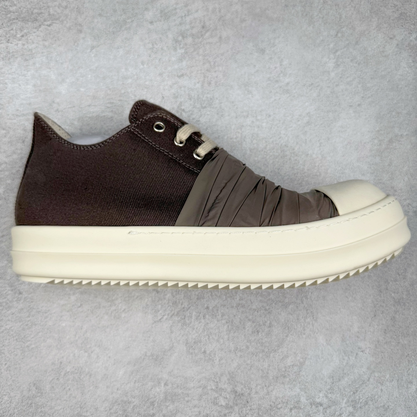 ＃DG纯原 Rick Owens Drkshdw 瑞克·欧文斯低帮牛仔布时尚运动板鞋 深灰 二级市场已经7K以上 平台客户随意卖四位数 RO广东原厂出品 纯原天花板 原版一比一复刻 冲正绝不翻车 还原度达到百分之98以上 原楦开发纸版版型 ZP拆解原版1：1复模裁片纸版 力求做到0错位 这样才能达到和zp一致的鞋型味道 采用进口cnc数控机床开发对版独家tpu奶香大底 区别于市场所有版本 zp同源定制尼龙布 达到和zp一致手感 原厂进口细纹布 万邦订购原厂高弹粉红色海绵 内里搭配软质细腻羊皮 TPU高密度大底 软硬度透光度高已经测试和原版一致 尺码：36 37 38 39 40 41 42 43 44 45 46-选品中心