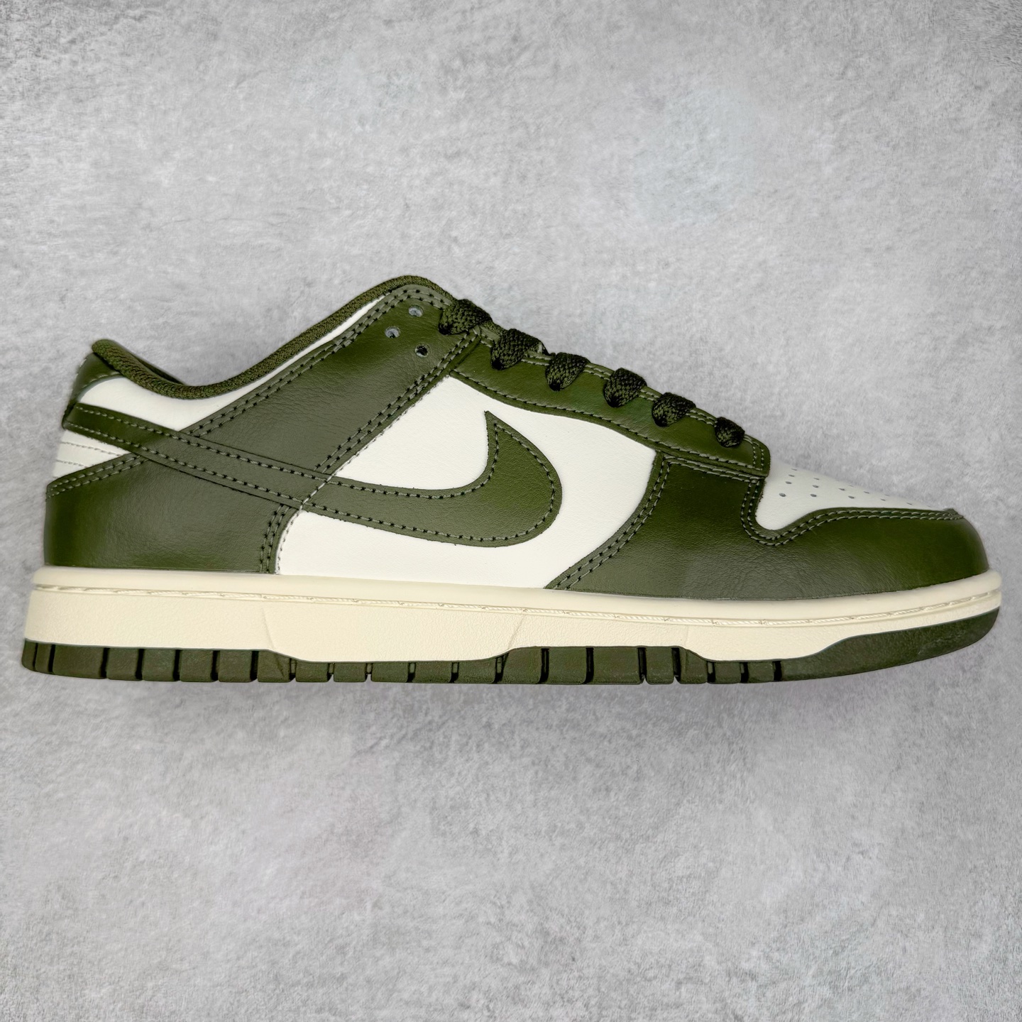 ＃YC纯原 NK Dunk Low 军绿 HF5441-102 实力大厂出品 新配色陆续开发 利润个位数只为口碑 全套原纸板楦头开发 确保原汁原味 完美呈现DUNK版型 一比一鞋头弧度高度鞋身弧度 此版本只针对中端市场 皮料材质有所更替 其他数据细节工艺流程均保持一致 绝不口嗨 细节品控鞋型随意对比 独家私模官方第六代原厂航空铝磨具打磨大底 鞋头坡度极致还原 无解鞋型 原盒原配 圈内天花板工艺 原厂玻璃冲刀 超高清洁度 全鞋零毛边皮料切割 原厂中底布点胶 中底布拉帮走线遵循公司 尺码：36 36.5 37.5 38 38.5 39 40 40.5 41 42 42.5 43 44 44.5 45 46-选品中心