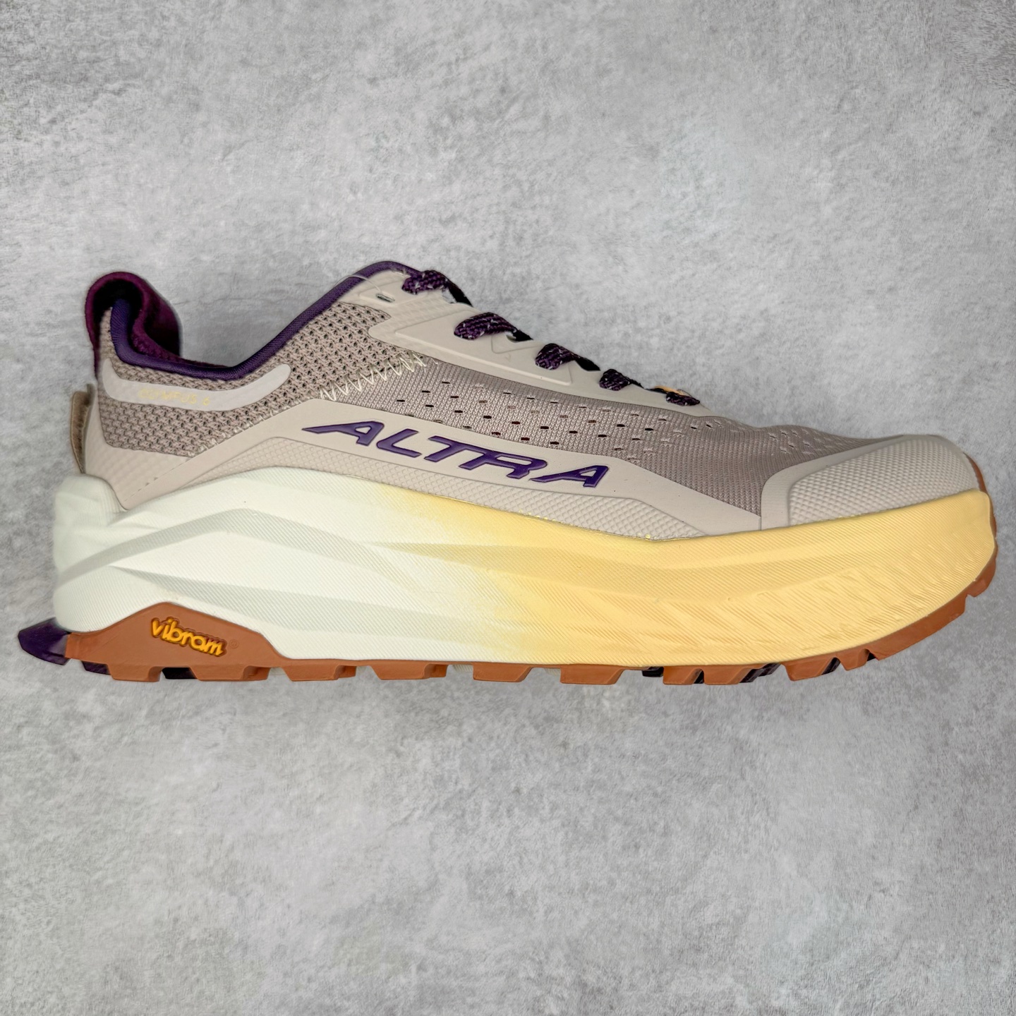 ＃纯原 Altra OLYMPUS 6 奥创奥林匹斯六代舒适百搭防滑耐磨低帮户外跑步鞋 2009年，长跑精英运动员Golden Harper在美国犹他州创立了“Altra Footwear”，跑鞋特点是采用舒适的FootShape™M（很适鞋楦）设计和独特的BalancedCushioning™（平衡缓冲）技术，帮助遭受伤病困扰的跑者回归跑步，从而迅速积累起良好的口碑。2011年品牌迅速发展，屡获大奖。2015年开始不仅占据全美跑鞋前十，足迹更是遍布全球。2016年Altra正式进入中国市场，凭借独特的品牌风格以及出色的性能表现，三年来获得越来越多普通跑者的喜爱。销售业绩增长迅速，成为中国越野跑市场占有量前三的跑鞋品牌。实拍调校N版已经零色差零失真 百分百还原实物色彩所见即所得 不存在货不对板色差等低级问题 选购参考实物拍摄 不混卖不参货 只用心做好货严格选品 承诺混一赔十 尺码：39 40 40.5 41 42 42.5 43 44 44.5 45-选品中心