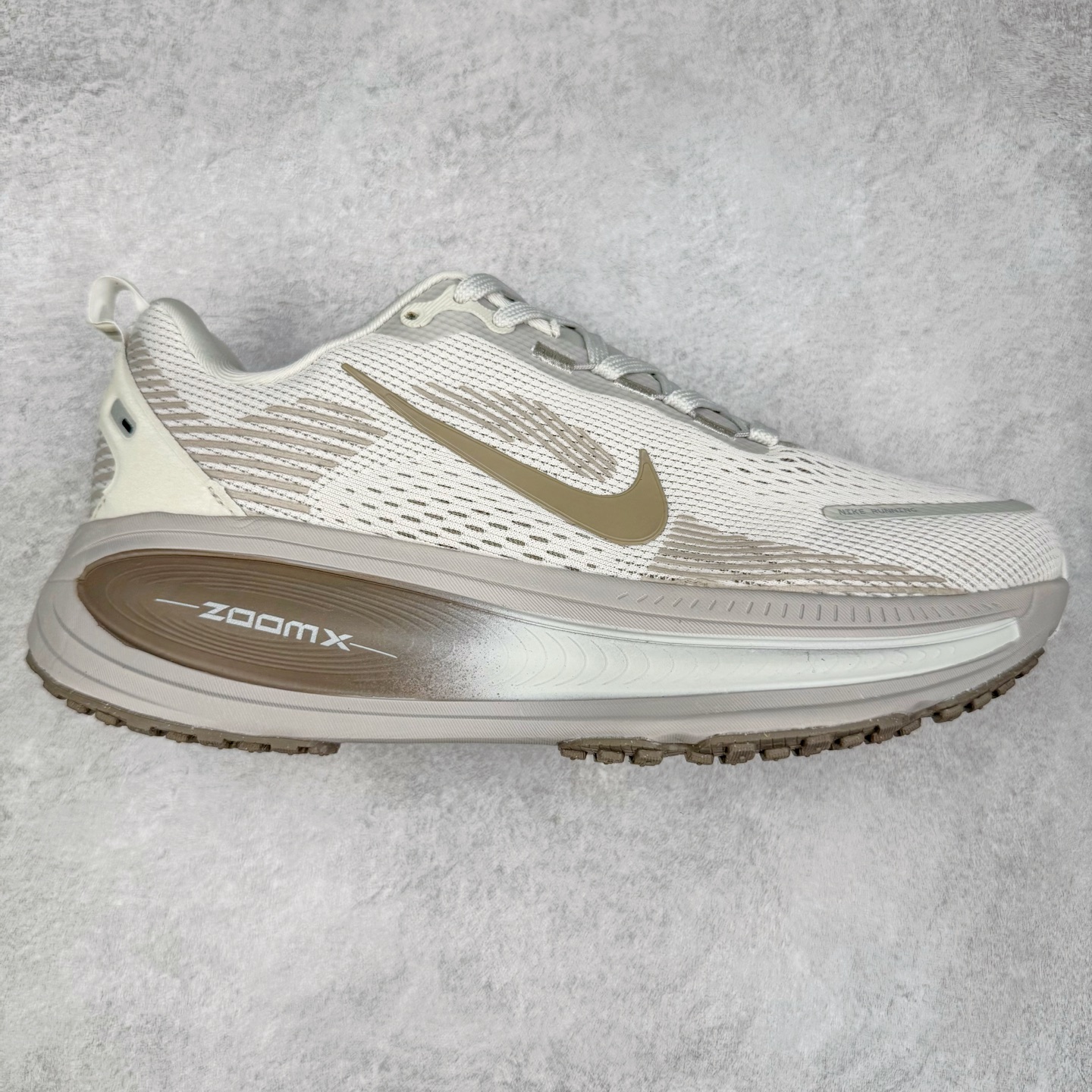 NK Air Zoom Vomero 18 轻便舒适公路跑步鞋 质感柔软 弹力充沛 助力一路畅跑 乐享不停 厚实泡绵缔造舒适的回弹效果 铸就出色跑步表现 该鞋款轻盈透气 带你步入舒适新境界 疾速刺激感和非凡舒适脚感交织 定能让跑者在迈步间找到渴望已久的跑步乐趣 自如掌控跑步节奏、配速和里程 足底缓震配置赋予双足柔软舒适感受 助你一路畅跑 缓震设计 在双足触地时有助提供舒适脚感 搭载性能出众的 ZoomX 和 Cushlon 泡绵 营造柔软舒适脚感 助你稳稳迈步 基于跑者反馈 简化中底设计 带来出色舒适感 尺码：36 36.5 37.5 38 38.5 39 40 40.5 41 42 42.5 43 44 44.5 45-选品中心