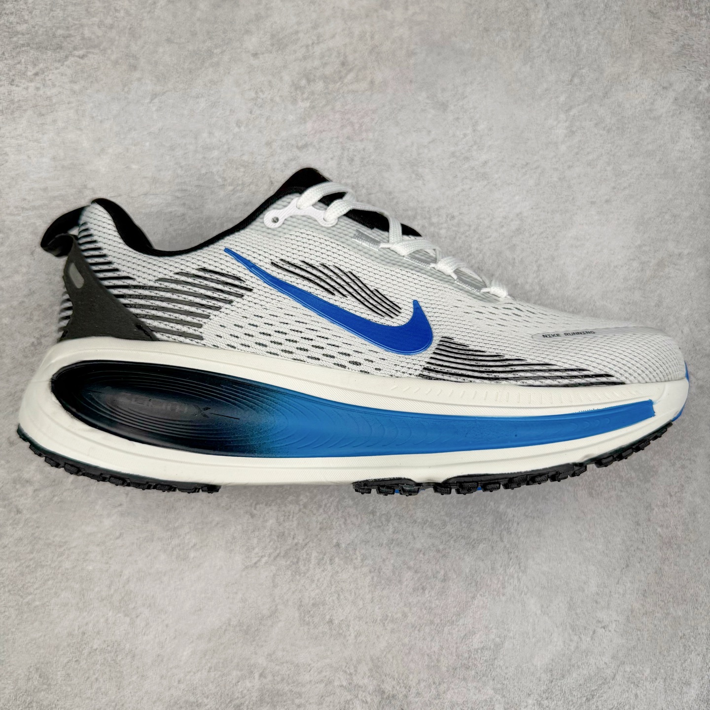 NK Air Zoom Vomero 18 轻便舒适公路跑步鞋 质感柔软 弹力充沛 助力一路畅跑 乐享不停 厚实泡绵缔造舒适的回弹效果 铸就出色跑步表现 该鞋款轻盈透气 带你步入舒适新境界 疾速刺激感和非凡舒适脚感交织 定能让跑者在迈步间找到渴望已久的跑步乐趣 自如掌控跑步节奏、配速和里程 足底缓震配置赋予双足柔软舒适感受 助你一路畅跑 缓震设计 在双足触地时有助提供舒适脚感 搭载性能出众的 ZoomX 和 Cushlon 泡绵 营造柔软舒适脚感 助你稳稳迈步 基于跑者反馈 简化中底设计 带来出色舒适感 尺码：36 36.5 37.5 38 38.5 39 40 40.5 41 42 42.5 43 44 44.5 45-选品中心