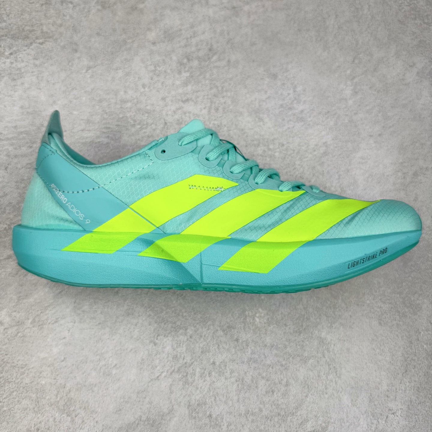 Y-3 Adizero Adios 9 时尚简约舒适潮流 织物耐磨低帮跑步鞋 Y-3，这个由世界顶级设计师山本耀司（YohjiYamamoto）担任创意总监与adidas合作的全新品牌正式于2006春夏进入中国。品牌的Y代表YohjiYamamoto，而3则代表adidas三条线的logo。创意总监山本耀司将其个人品牌的简洁、极具设计感的风格融入Y-3，完美地给我们展现一个高档时尚的运动品牌形象。朴实与冷静是Y-3的基本形象概念。Y-3的时尚本质是运动的，被誉为“黑色魔法师\\\”的山本耀司使传统运动品牌adidas赫然跃上了Fashion的版面，运动装从此也登上大雅之堂。尺码：35.5 36 36.5 37 38 38.5 39 40 40.5 41 42 42.5 43 44 44.5 45-选品中心