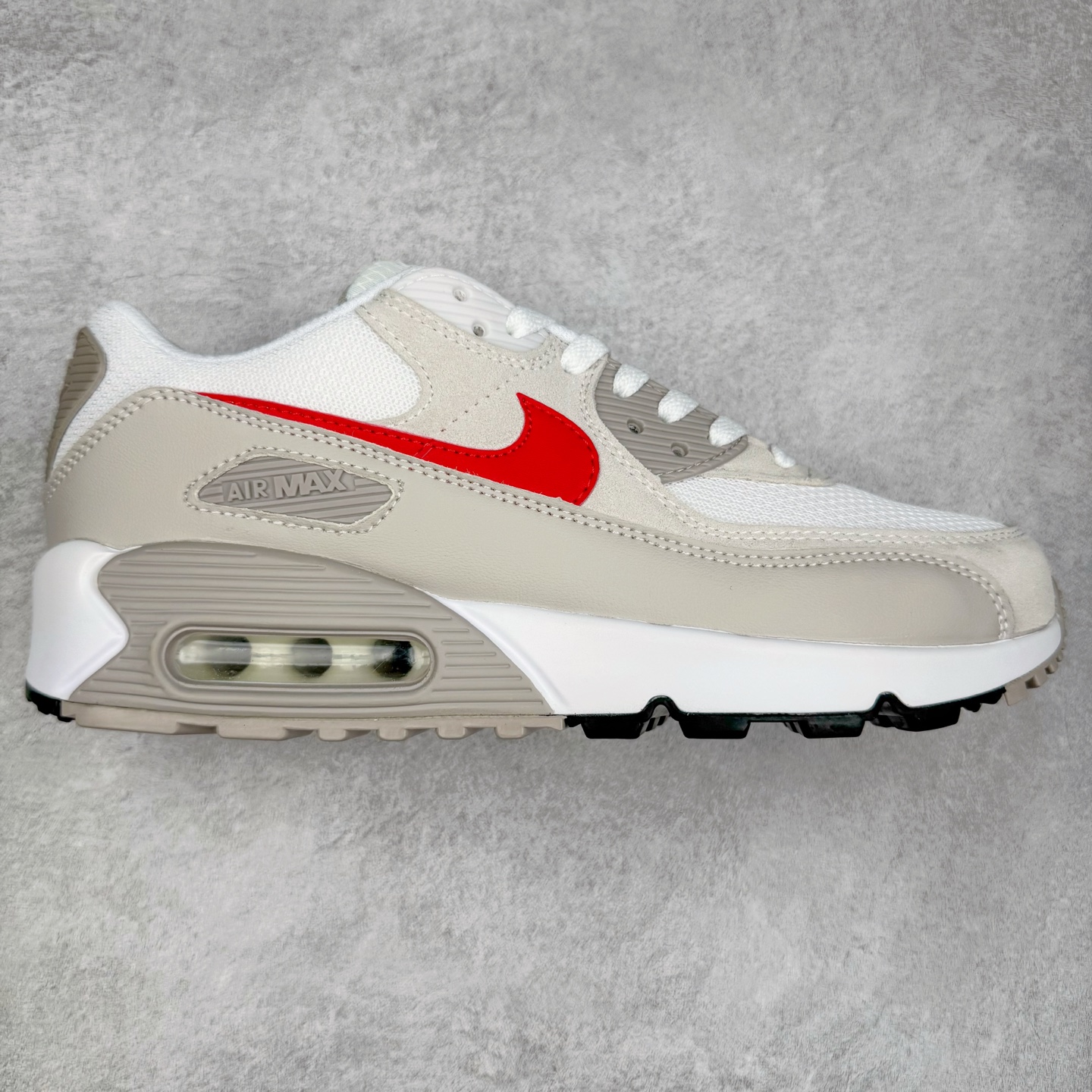 ＃MX版 NK Air MAX 90 气垫复古减震跑步鞋 IB7680-100 经典重温 独家陆续补货 外单专供大厂出品 品质稳定 一百余色 终端操作 Air Max 90于1990年推出 来自Air Max系列 在Air Max 1的基础上改进而得 增加了气垫面积 外型上也更为流线 最特別的就是加入了菱纹塑胶嵌板 为Air Max 90增添了许多潮流气息 皮革鞋面 造就出色耐穿性和支撑力 Max Air缓震配置搭配泡棉中底 令Air Max 90轻盈而舒适 华夫格橡胶外底 铸就Air Max 90非凡的抓地力 而Air Max 90不仅是一双跑鞋 它成功跨越了时间的演进 成为了球鞋文化与潮流圈中最熟为人知的鞋款之一 尺码：36 36.5 37.5 38 38.5 39 40 40.5 41 42 42.5 43 44 44.5 45-选品中心