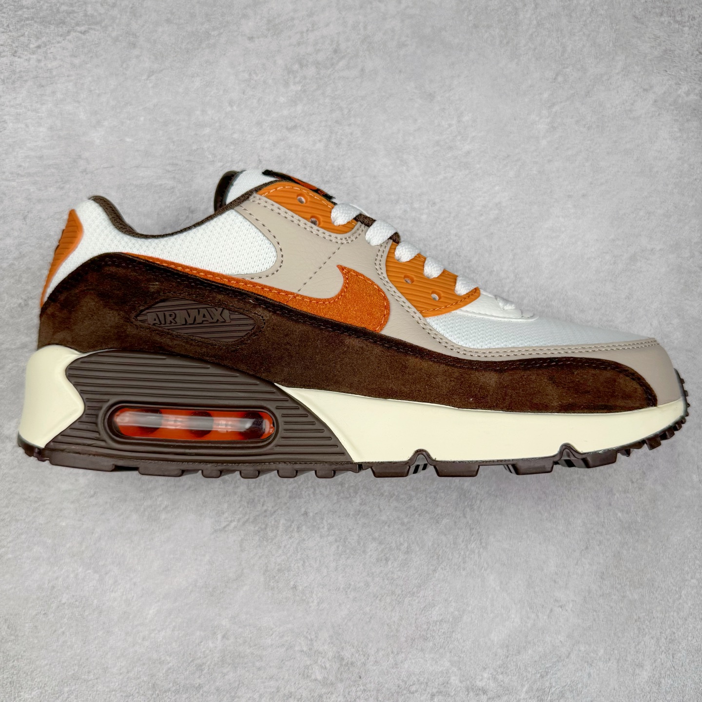 ＃MX版 NK Air MAX 90 气垫复古减震跑步鞋 IB7680-100 经典重温 独家陆续补货 外单专供大厂出品 品质稳定 一百余色 终端操作 Air Max 90于1990年推出 来自Air Max系列 在Air Max 1的基础上改进而得 增加了气垫面积 外型上也更为流线 最特別的就是加入了菱纹塑胶嵌板 为Air Max 90增添了许多潮流气息 皮革鞋面 造就出色耐穿性和支撑力 Max Air缓震配置搭配泡棉中底 令Air Max 90轻盈而舒适 华夫格橡胶外底 铸就Air Max 90非凡的抓地力 而Air Max 90不仅是一双跑鞋 它成功跨越了时间的演进 成为了球鞋文化与潮流圈中最熟为人知的鞋款之一 尺码：36 36.5 37.5 38 38.5 39 40 40.5 41 42 42.5 43 44 44.5 45-选品中心