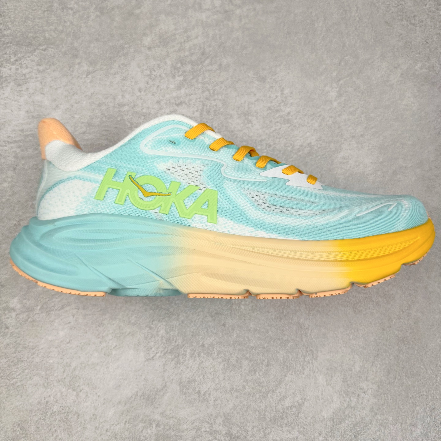 HOKA ONE ONE Clifton 克里夫顿10代专业性能减震公路跑步鞋 轻盈透气的针织网面和纱线的使用让鞋面更挺拔 增强鞋面的强度和支撑性能 搭配柔软的鞋舌 让双脚在舒适包裹中跑的更加畅快 全新泡棉中底 柔软的同时增强回弹性能 为不同跑者提供更平稳流畅的脚感 带来全面的缓冲保护 根据人体工程学设计的延长拉襟 后跟处弹软的海绵填充舒适固定 避免掉跟和摩擦 相比上一代光滑的内衬 Clifton 的内衬增强了摩擦力 避免双脚在鞋内滑动 尺码：36 36.5 37.5 38 38.5 39 40 40.5 41 42 42.5 43 44 44.5 45-选品中心