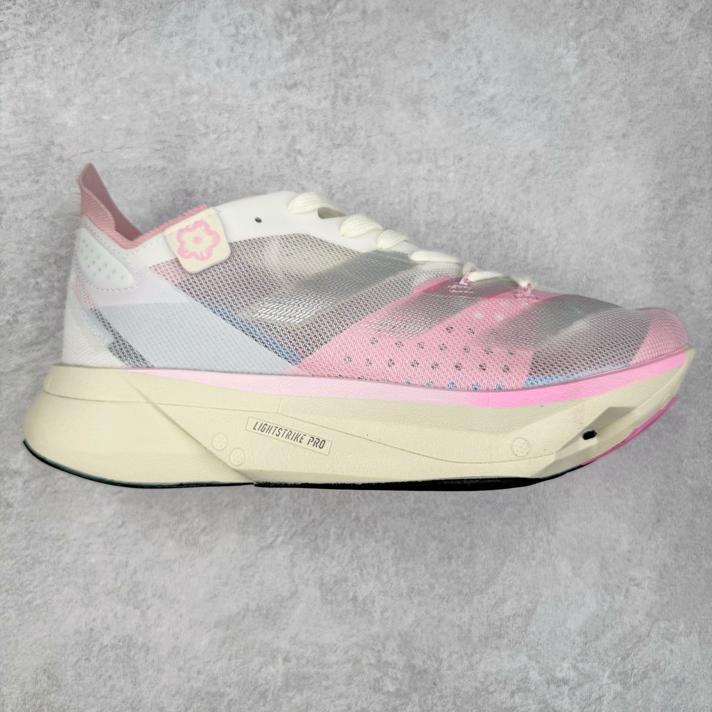 AD Adizero Adios Pro 3 马拉松竞速专业跑鞋 IG6440 CELERMESH针织网面非常轻薄 纤维间的缝隙很大 可以保证跑步时的透气、排汗效果 鞋舌直接与两侧的内衬和鞋底连接在一起 在跑步过程中不会被鞋舌的左右移动所困扰 在标准鞋带孔的基础上再拓宽一组鞋带孔 适合不同脚型的需求 突破性 EnergyRods 技术，有助于跑者实现更好的成绩 中底独特的LIGHTSTRIKE PRO泡棉材质 微弹感觉在跑步过程中给予了良好的支撑体验 对于顶级精英和高水平进阶跑者来说 ADIOS PRO是一双值得信赖的竞速比赛用鞋 尺码：36 36.5 37.5 38 38.5 39 40 40.5 41 42 42.5 43 44 44.5 45-选品中心