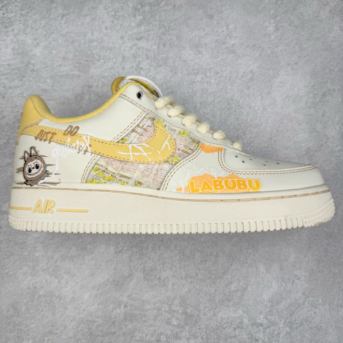 NK Air Force 1´07 Low 空军一号低帮百搭休闲运动板鞋 FJ7740-610 柔软、弹性十足的缓震性能和出色的中底设计 横跨复古与现代的外型结合 造就出风靡全球 三十多年的Force 1 直到今天还深受青睐 实拍调校N版已经零色差零失真 百分百还原实物色彩所见即所得 不存在货不对板色差等低级问题 选购参考实物拍摄 不混卖不参货 只用心做好货严格选品 承诺混一赔十 尺码：36 36.5 37.5 38 38.5 39 40 40.5 41 42 42.5 43 44 44.5 45-选品中心