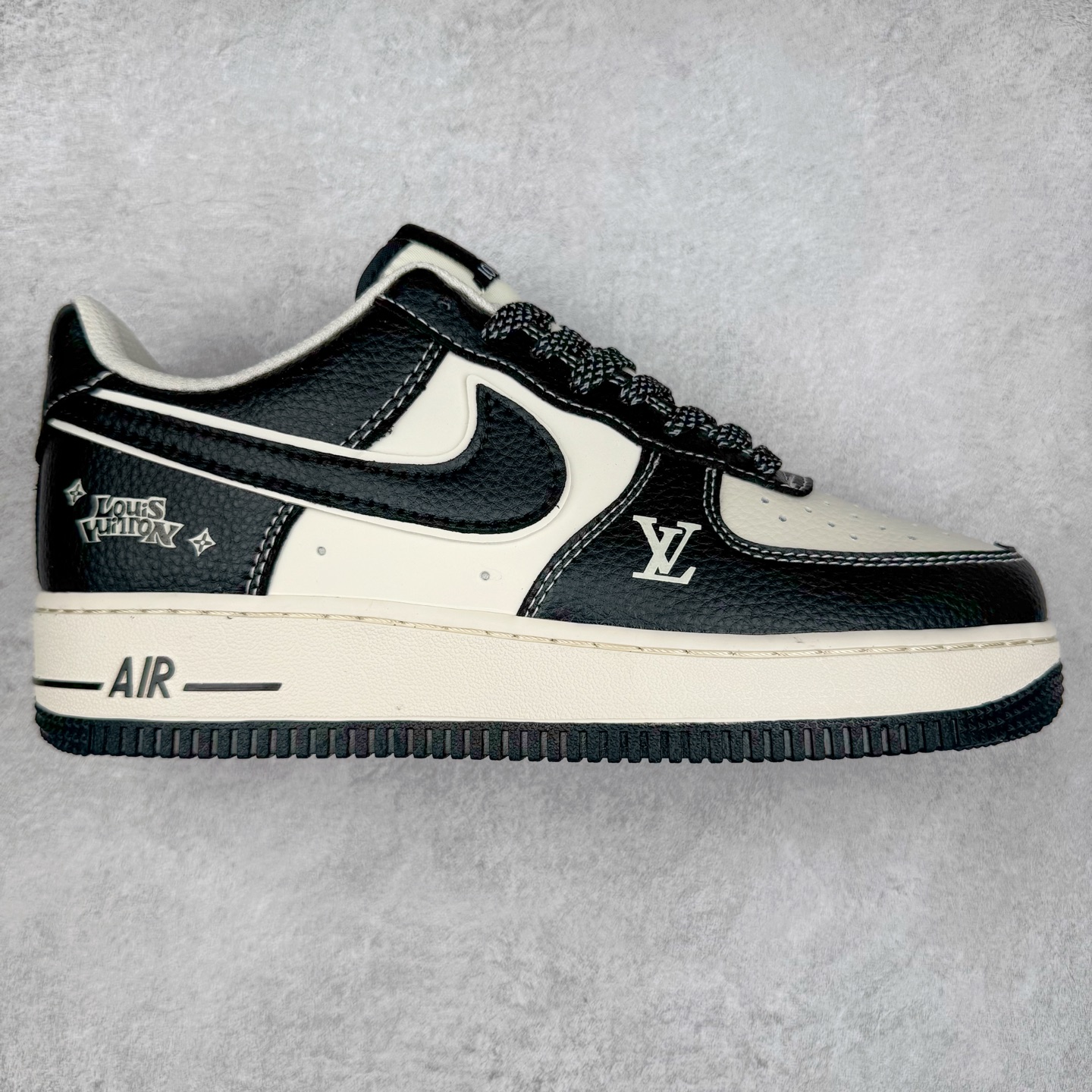 NK Air Force 1´07 Low 空军一号低帮百搭休闲运动板鞋 HJ3188-006 柔软、弹性十足的缓震性能和出色的中底设计 横跨复古与现代的外型结合 造就出风靡全球 三十多年的Force 1 直到今天还深受青睐 实拍调校N版已经零色差零失真 百分百还原实物色彩所见即所得 不存在货不对板色差等低级问题 选购参考实物拍摄 不混卖不参货 只用心做好货严格选品 承诺混一赔十 尺码：36 36.5 37.5 38 38.5 39 40 40.5 41 42 42.5 43 44 44.5 45-选品中心