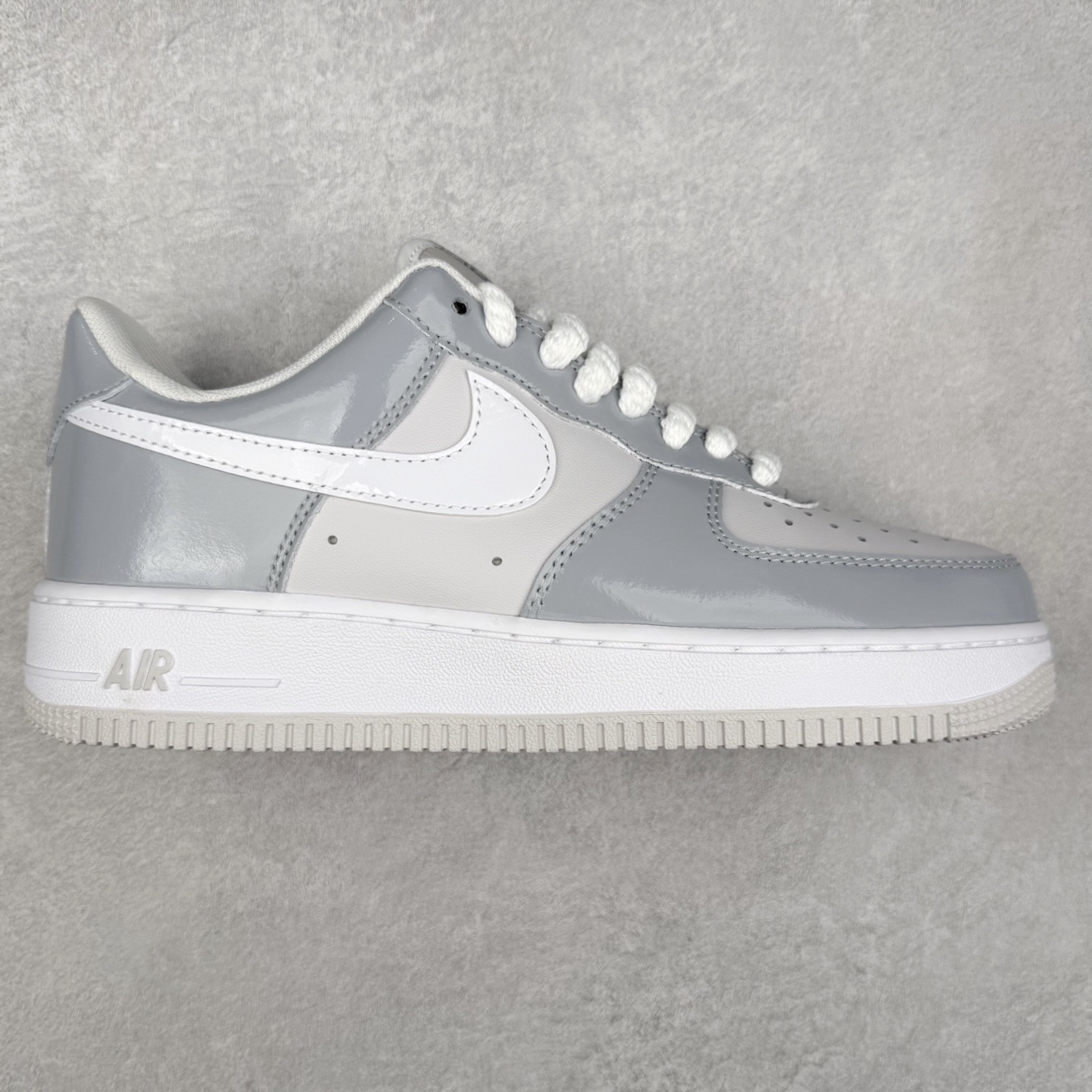 NK Air Force 1´07 Low 空军一号低帮百搭休闲运动板鞋 HV9405-001 柔软、弹性十足的缓震性能和出色的中底设计 横跨复古与现代的外型结合 造就出风靡全球 三十多年的Force 1 直到今天还深受青睐 实拍调校N版已经零色差零失真 百分百还原实物色彩所见即所得 不存在货不对板色差等低级问题 选购参考实物拍摄 不混卖不参货 只用心做好货严格选品 承诺混一赔十 尺码：36 36.5 37.5 38 38.5 39 40 40.5 41 42 42.5 43 44 44.5 45-选品中心