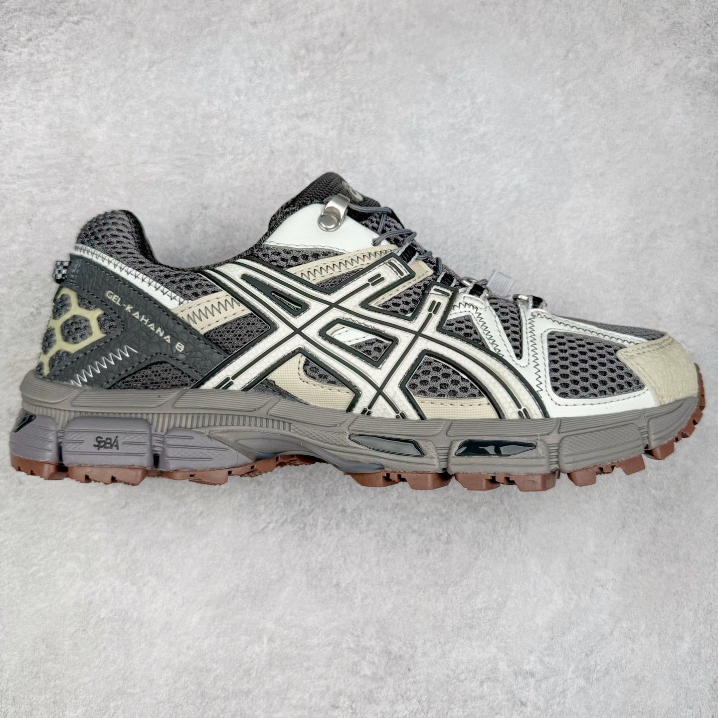 ASICS GEL-KAHANA K8 亚瑟士越野跑步鞋抓地稳定运动鞋缓震耐磨跑鞋 GEL-KAHANA系列为实用级越野跑鞋 融合机能和户外潮流强势回归 核心科技GEL内置于后跟 配合SPEVA弹性中底 减轻落地时地面对脚部的冲击力 中底内侧DYNAMIC DUOMAX 双密度防倾斜装置和中足补强结构 以及后跟几何形状构造 多方面支撑保护 AHAR耐磨橡胶大底 配合沟槽纹路设计 增强抓地力 后足GEL缓冲系统 减轻冲击时的冲击 实现平稳过渡 Trusstic系统 减少鞋底的重量 同时保留了鞋子结构的完整性 尺码：36 37 38 39 39.5 40 40.5 41.5 42 42.5 43.5 44 45-选品中心
