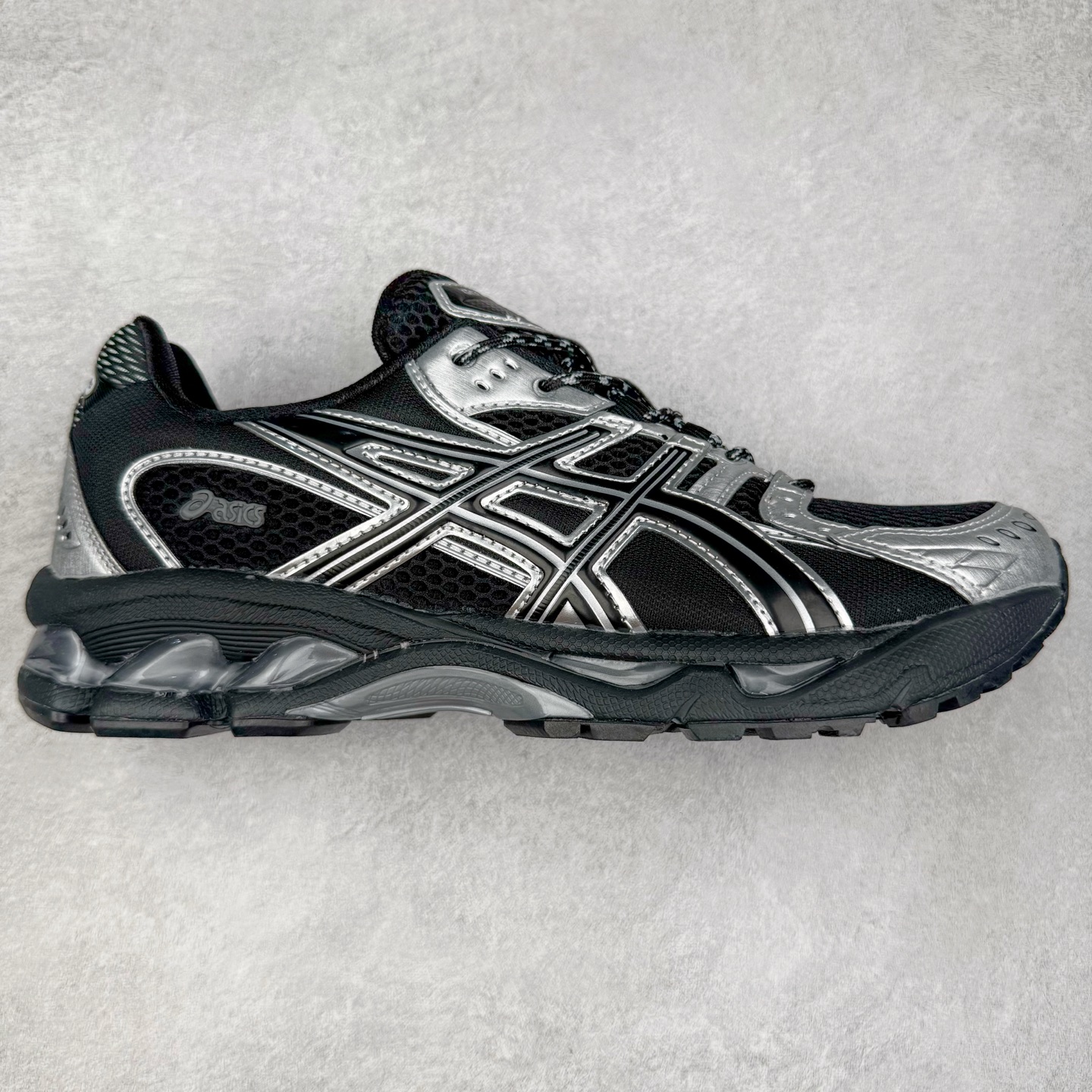 ASICS Gel-Nimbus 10.1 亚瑟士雨云10.1代系列轻量缓震休闲运动跑步鞋 近年来，运动鞋市场迎来了一个新的设计潮流：通过融合艺术与技术，赋予运动鞋更多的时尚元素和创新设计。作为市场中的领导者之一，ASICS（亚瑟士）一向以其技术创新和卓越的鞋款设计著称。而另一个前卫的实验鞋类品牌EMPTY BEHAVIOR，以其非凡的创意和探索，尤其对未来主义和非传统材料的热情撞击，从业界中脱颖而出。两者的合作，以推出特别版的GEL-NIMBUS™ 10.1鞋款——主题为“EVEN MY SHOE IS ART”为标志，为运动鞋设计涉入一个全新的高度。尺码：36 37 37.5 38 39 39.5 40.5 41.5 42 42.5 43.5 44 44.5 45-选品中心