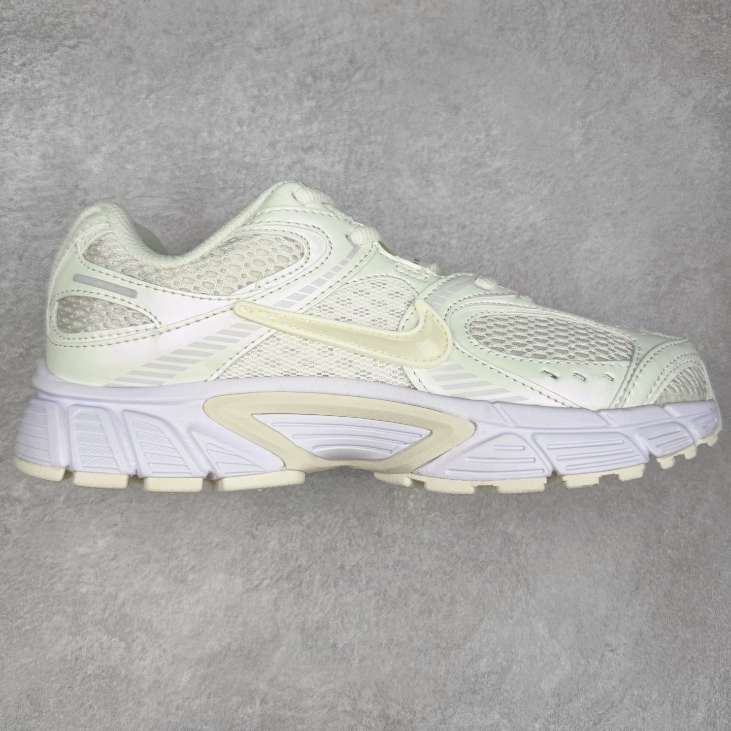 NK V5 RNR 舒适百搭防滑耐磨低帮跑步鞋 IH6355-047 舒适有型适合日常穿着 该鞋款延续千禧年经典设计搭载泡绵中底 厚实而轻盈匠心细节巧搭立体耐克勾标志焕新演绎复古跑鞋 鞋款从千禧年美学汲取灵感 混搭多种材质突显层次感立体感和传统跑步风范 尺码：36 36.5 37.5 38 38.5 39 40 40.5 41 42 42.5 43 44 44.5 45-选品中心