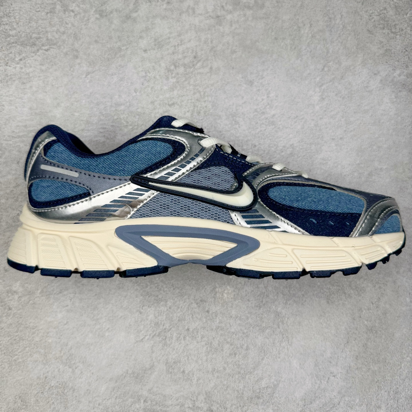 NK V5 RNR 舒适百搭防滑耐磨低帮跑步鞋 IF3649-006 舒适有型适合日常穿着 该鞋款延续千禧年经典设计搭载泡绵中底 厚实而轻盈匠心细节巧搭立体耐克勾标志焕新演绎复古跑鞋 鞋款从千禧年美学汲取灵感 混搭多种材质突显层次感立体感和传统跑步风范 尺码：36 36.5 37.5 38 38.5 39 40 40.5 41 42 42.5 43 44 44.5 45-选品中心