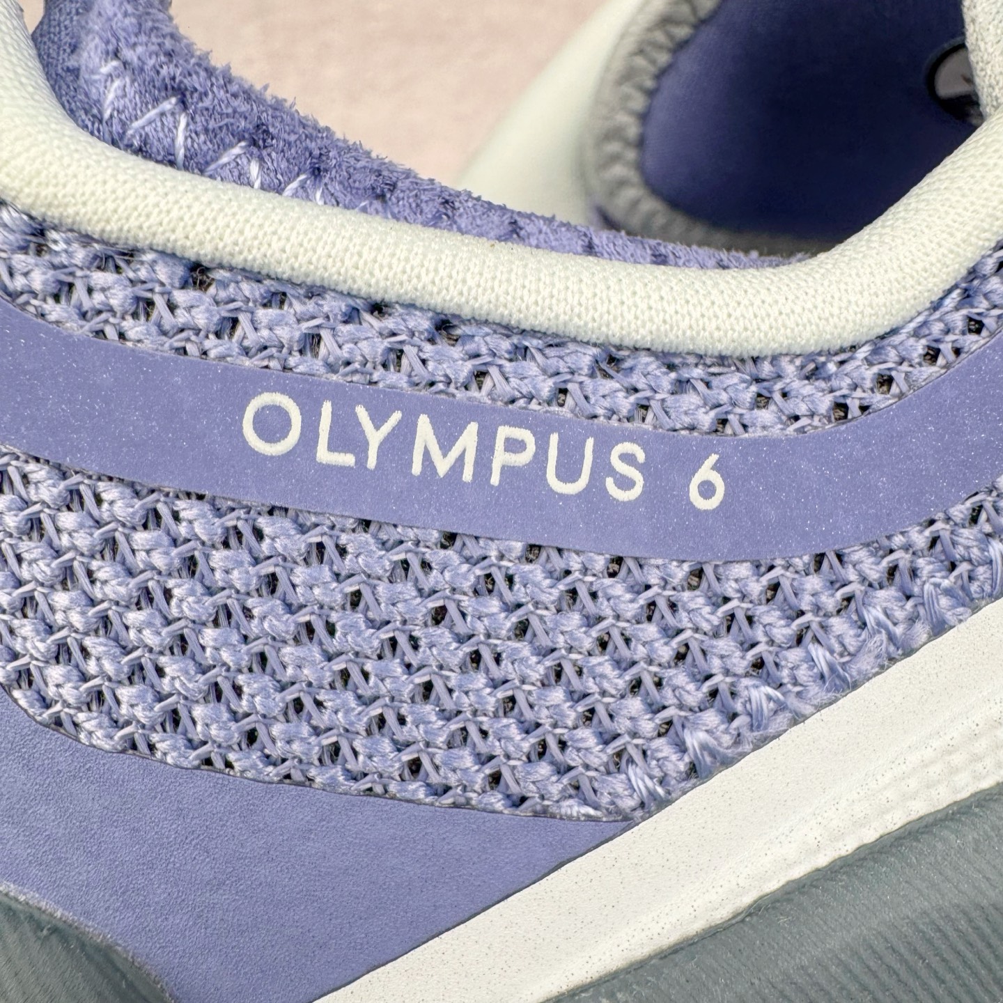 图片[16]-＃纯原 Altra OLYMPUS 6 奥创奥林匹斯六代舒适百搭防滑耐磨低帮户外跑步鞋 2009年，长跑精英运动员Golden Harper在美国犹他州创立了“Altra Footwear”，跑鞋特点是采用舒适的FootShape™M（很适鞋楦）设计和独特的BalancedCushioning™（平衡缓冲）技术，帮助遭受伤病困扰的跑者回归跑步，从而迅速积累起良好的口碑。2011年品牌迅速发展，屡获大奖。2015年开始不仅占据全美跑鞋前十，足迹更是遍布全球。2016年Altra正式进入中国市场，凭借独特的品牌风格以及出色的性能表现，三年来获得越来越多普通跑者的喜爱。销售业绩增长迅速，成为中国越野跑市场占有量前三的跑鞋品牌。实拍调校N版已经零色差零失真 百分百还原实物色彩所见即所得 不存在货不对板色差等低级问题 选购参考实物拍摄 不混卖不参货 只用心做好货严格选品 承诺混一赔十 尺码：39 40 40.5 41 42 42.5 43 44 44.5 45-选品中心