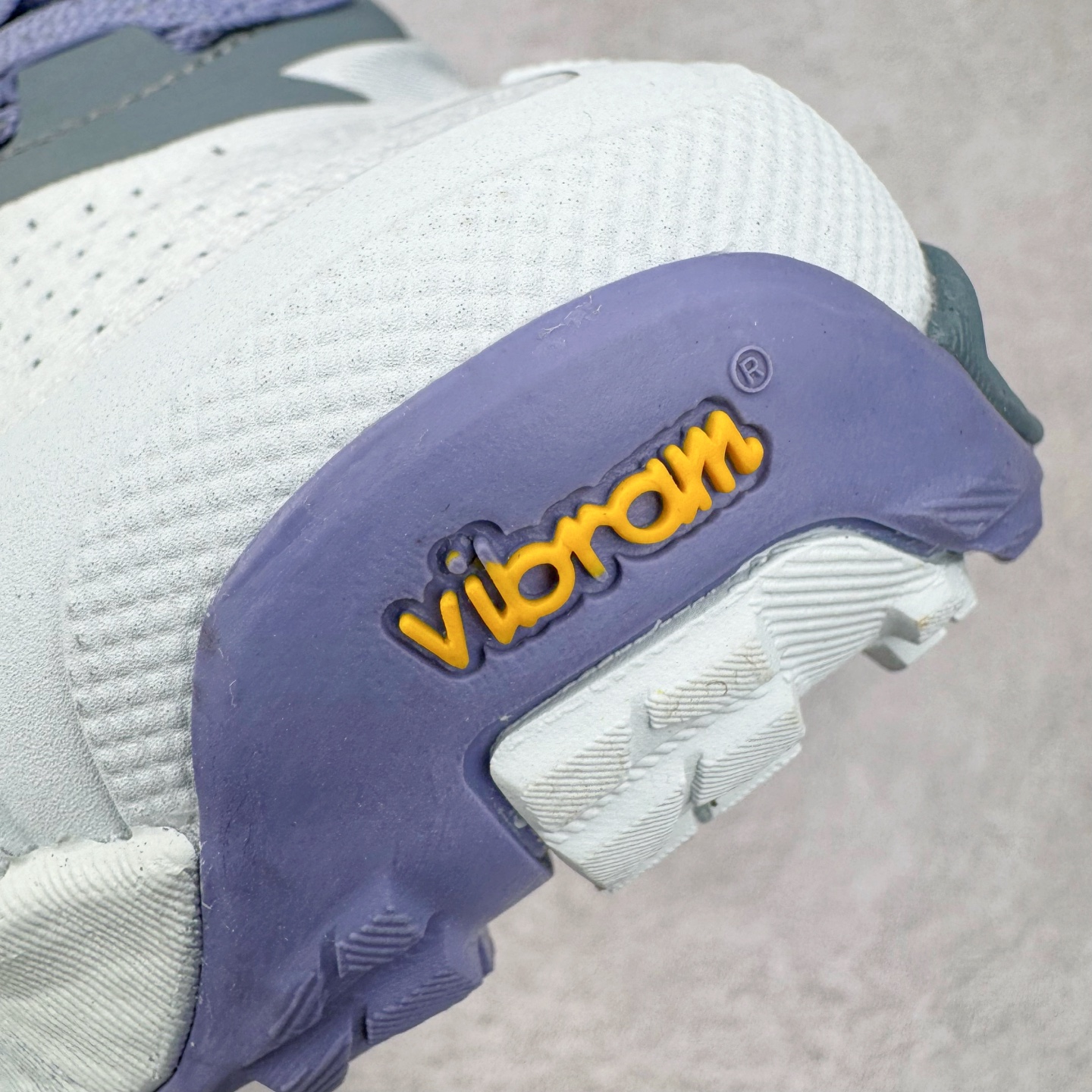 图片[12]-＃纯原 Altra OLYMPUS 6 奥创奥林匹斯六代舒适百搭防滑耐磨低帮户外跑步鞋 2009年，长跑精英运动员Golden Harper在美国犹他州创立了“Altra Footwear”，跑鞋特点是采用舒适的FootShape™M（很适鞋楦）设计和独特的BalancedCushioning™（平衡缓冲）技术，帮助遭受伤病困扰的跑者回归跑步，从而迅速积累起良好的口碑。2011年品牌迅速发展，屡获大奖。2015年开始不仅占据全美跑鞋前十，足迹更是遍布全球。2016年Altra正式进入中国市场，凭借独特的品牌风格以及出色的性能表现，三年来获得越来越多普通跑者的喜爱。销售业绩增长迅速，成为中国越野跑市场占有量前三的跑鞋品牌。实拍调校N版已经零色差零失真 百分百还原实物色彩所见即所得 不存在货不对板色差等低级问题 选购参考实物拍摄 不混卖不参货 只用心做好货严格选品 承诺混一赔十 尺码：39 40 40.5 41 42 42.5 43 44 44.5 45-选品中心