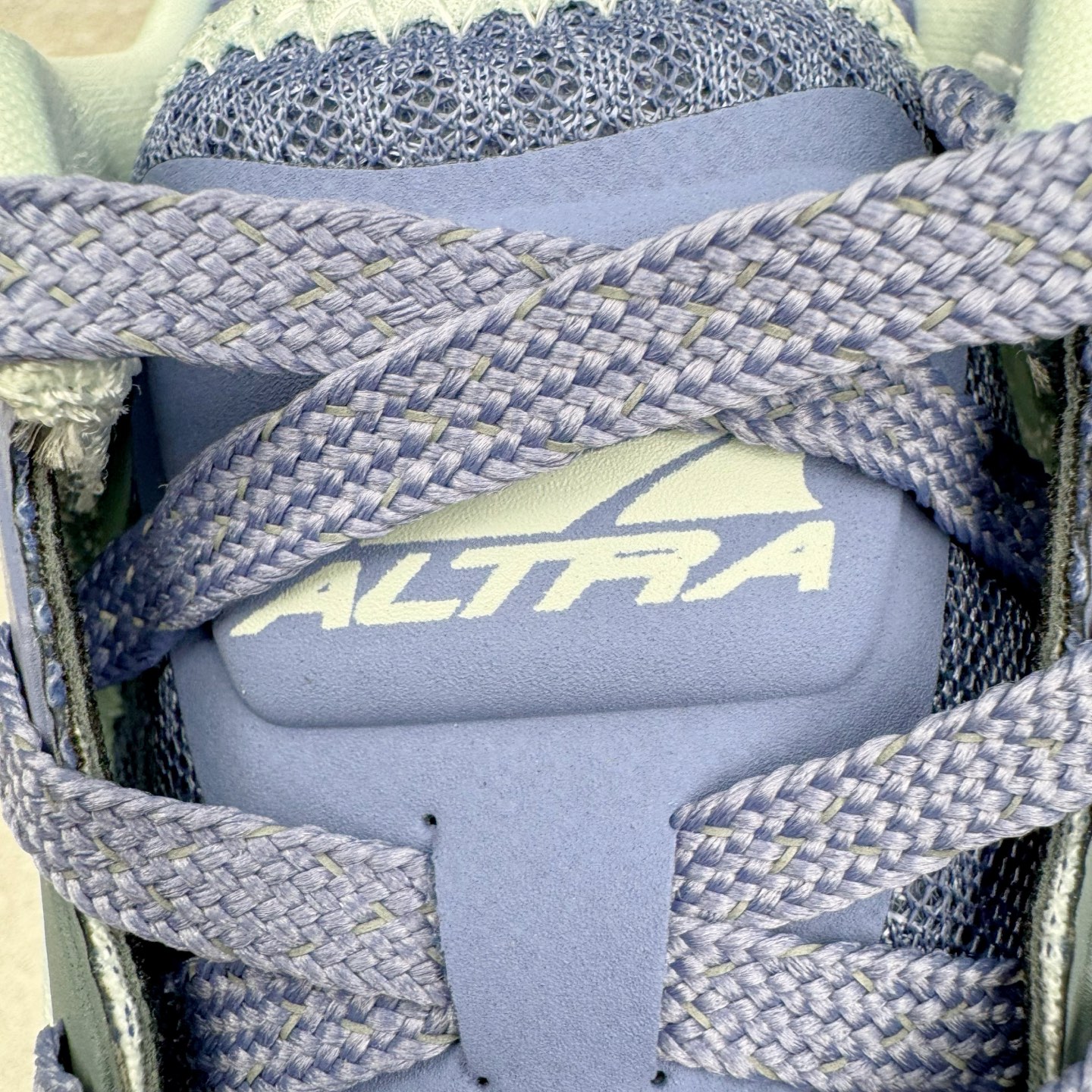 图片[13]-＃纯原 Altra OLYMPUS 6 奥创奥林匹斯六代舒适百搭防滑耐磨低帮户外跑步鞋 2009年，长跑精英运动员Golden Harper在美国犹他州创立了“Altra Footwear”，跑鞋特点是采用舒适的FootShape™M（很适鞋楦）设计和独特的BalancedCushioning™（平衡缓冲）技术，帮助遭受伤病困扰的跑者回归跑步，从而迅速积累起良好的口碑。2011年品牌迅速发展，屡获大奖。2015年开始不仅占据全美跑鞋前十，足迹更是遍布全球。2016年Altra正式进入中国市场，凭借独特的品牌风格以及出色的性能表现，三年来获得越来越多普通跑者的喜爱。销售业绩增长迅速，成为中国越野跑市场占有量前三的跑鞋品牌。实拍调校N版已经零色差零失真 百分百还原实物色彩所见即所得 不存在货不对板色差等低级问题 选购参考实物拍摄 不混卖不参货 只用心做好货严格选品 承诺混一赔十 尺码：39 40 40.5 41 42 42.5 43 44 44.5 45-选品中心