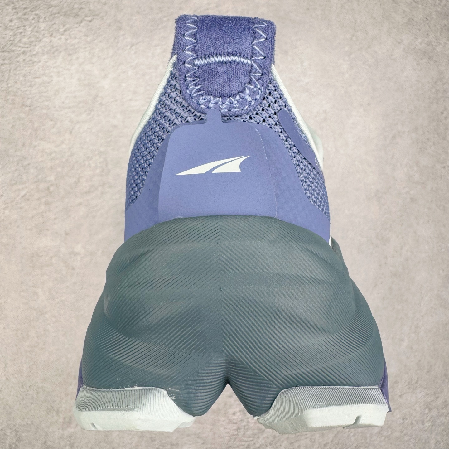 图片[8]-＃纯原 Altra OLYMPUS 6 奥创奥林匹斯六代舒适百搭防滑耐磨低帮户外跑步鞋 2009年，长跑精英运动员Golden Harper在美国犹他州创立了“Altra Footwear”，跑鞋特点是采用舒适的FootShape™M（很适鞋楦）设计和独特的BalancedCushioning™（平衡缓冲）技术，帮助遭受伤病困扰的跑者回归跑步，从而迅速积累起良好的口碑。2011年品牌迅速发展，屡获大奖。2015年开始不仅占据全美跑鞋前十，足迹更是遍布全球。2016年Altra正式进入中国市场，凭借独特的品牌风格以及出色的性能表现，三年来获得越来越多普通跑者的喜爱。销售业绩增长迅速，成为中国越野跑市场占有量前三的跑鞋品牌。实拍调校N版已经零色差零失真 百分百还原实物色彩所见即所得 不存在货不对板色差等低级问题 选购参考实物拍摄 不混卖不参货 只用心做好货严格选品 承诺混一赔十 尺码：39 40 40.5 41 42 42.5 43 44 44.5 45-选品中心