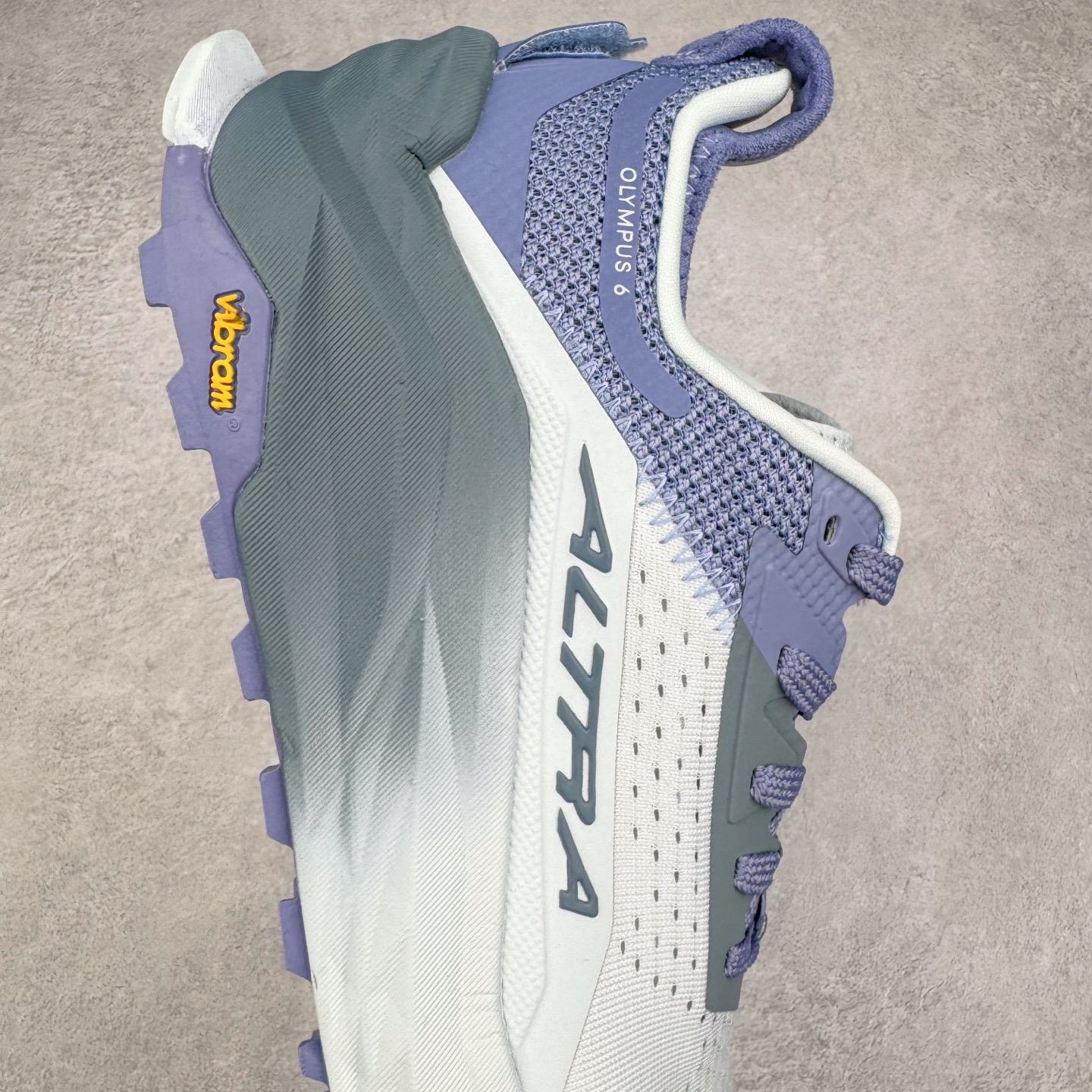 图片[6]-＃纯原 Altra OLYMPUS 6 奥创奥林匹斯六代舒适百搭防滑耐磨低帮户外跑步鞋 2009年，长跑精英运动员Golden Harper在美国犹他州创立了“Altra Footwear”，跑鞋特点是采用舒适的FootShape™M（很适鞋楦）设计和独特的BalancedCushioning™（平衡缓冲）技术，帮助遭受伤病困扰的跑者回归跑步，从而迅速积累起良好的口碑。2011年品牌迅速发展，屡获大奖。2015年开始不仅占据全美跑鞋前十，足迹更是遍布全球。2016年Altra正式进入中国市场，凭借独特的品牌风格以及出色的性能表现，三年来获得越来越多普通跑者的喜爱。销售业绩增长迅速，成为中国越野跑市场占有量前三的跑鞋品牌。实拍调校N版已经零色差零失真 百分百还原实物色彩所见即所得 不存在货不对板色差等低级问题 选购参考实物拍摄 不混卖不参货 只用心做好货严格选品 承诺混一赔十 尺码：39 40 40.5 41 42 42.5 43 44 44.5 45-选品中心