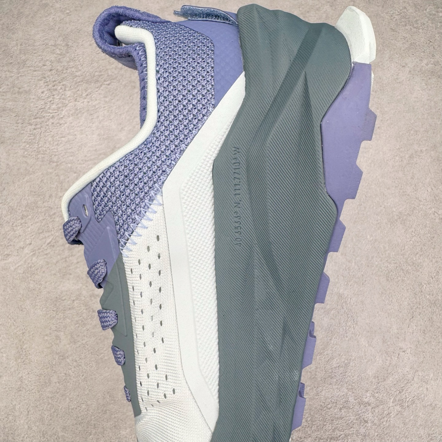 图片[7]-＃纯原 Altra OLYMPUS 6 奥创奥林匹斯六代舒适百搭防滑耐磨低帮户外跑步鞋 2009年，长跑精英运动员Golden Harper在美国犹他州创立了“Altra Footwear”，跑鞋特点是采用舒适的FootShape™M（很适鞋楦）设计和独特的BalancedCushioning™（平衡缓冲）技术，帮助遭受伤病困扰的跑者回归跑步，从而迅速积累起良好的口碑。2011年品牌迅速发展，屡获大奖。2015年开始不仅占据全美跑鞋前十，足迹更是遍布全球。2016年Altra正式进入中国市场，凭借独特的品牌风格以及出色的性能表现，三年来获得越来越多普通跑者的喜爱。销售业绩增长迅速，成为中国越野跑市场占有量前三的跑鞋品牌。实拍调校N版已经零色差零失真 百分百还原实物色彩所见即所得 不存在货不对板色差等低级问题 选购参考实物拍摄 不混卖不参货 只用心做好货严格选品 承诺混一赔十 尺码：39 40 40.5 41 42 42.5 43 44 44.5 45-选品中心