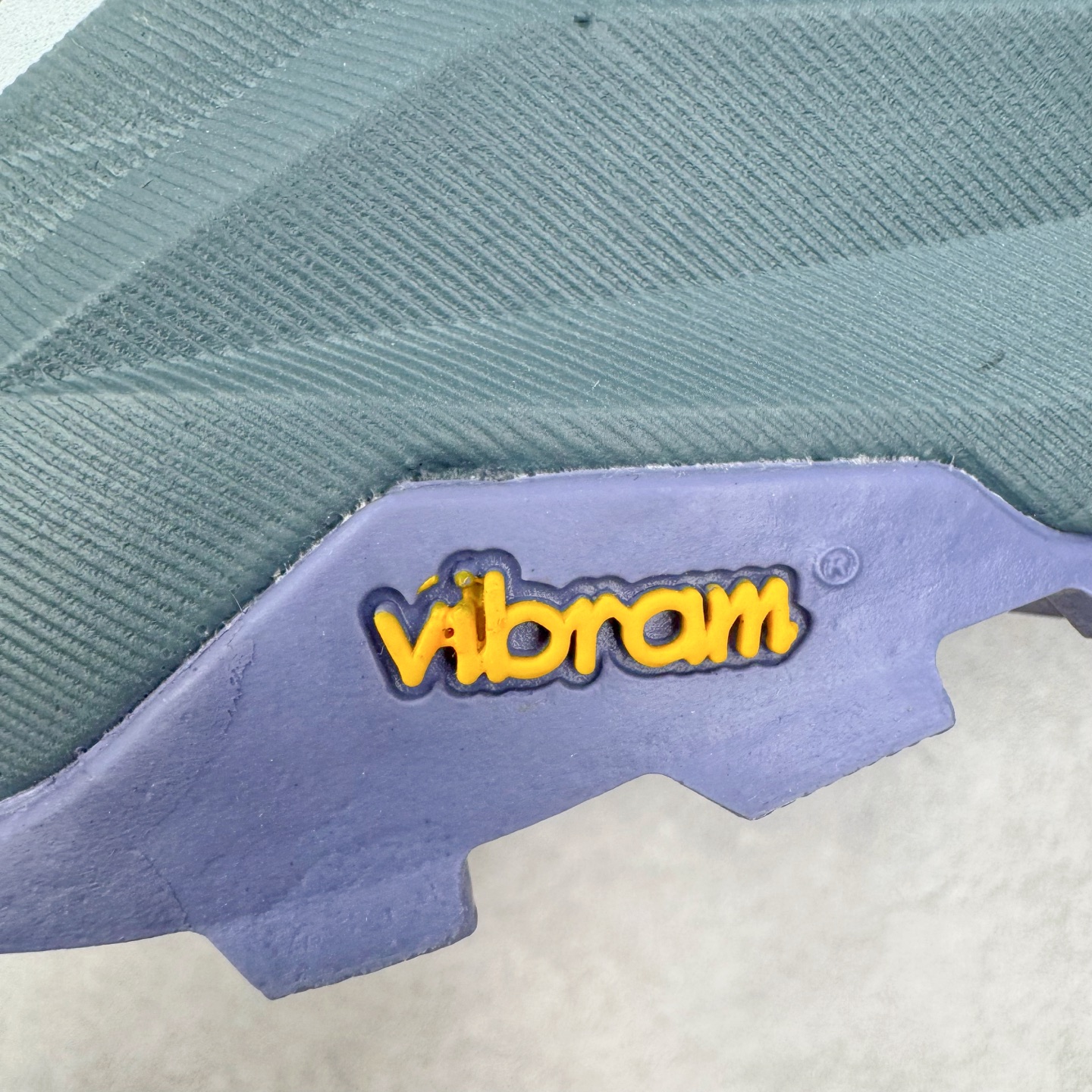 图片[19]-＃纯原 Altra OLYMPUS 6 奥创奥林匹斯六代舒适百搭防滑耐磨低帮户外跑步鞋 2009年，长跑精英运动员Golden Harper在美国犹他州创立了“Altra Footwear”，跑鞋特点是采用舒适的FootShape™M（很适鞋楦）设计和独特的BalancedCushioning™（平衡缓冲）技术，帮助遭受伤病困扰的跑者回归跑步，从而迅速积累起良好的口碑。2011年品牌迅速发展，屡获大奖。2015年开始不仅占据全美跑鞋前十，足迹更是遍布全球。2016年Altra正式进入中国市场，凭借独特的品牌风格以及出色的性能表现，三年来获得越来越多普通跑者的喜爱。销售业绩增长迅速，成为中国越野跑市场占有量前三的跑鞋品牌。实拍调校N版已经零色差零失真 百分百还原实物色彩所见即所得 不存在货不对板色差等低级问题 选购参考实物拍摄 不混卖不参货 只用心做好货严格选品 承诺混一赔十 尺码：39 40 40.5 41 42 42.5 43 44 44.5 45-选品中心