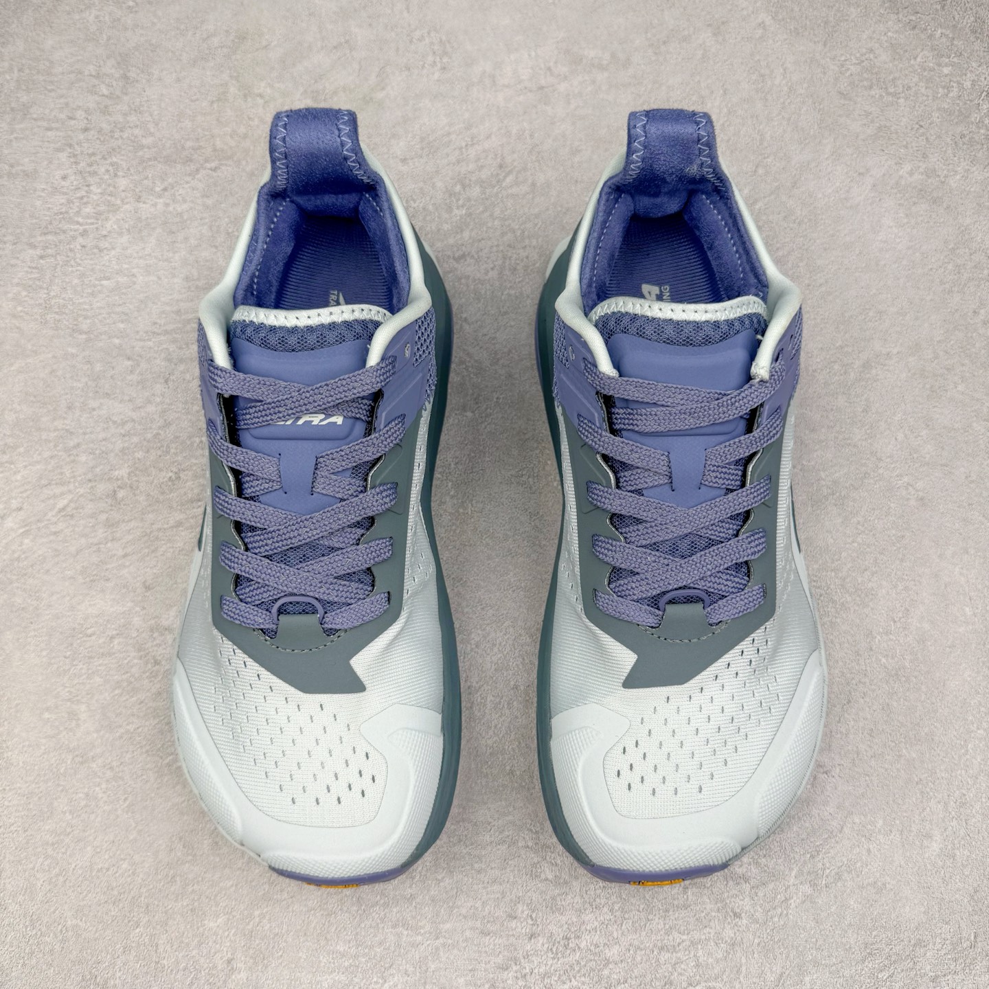 图片[2]-＃纯原 Altra OLYMPUS 6 奥创奥林匹斯六代舒适百搭防滑耐磨低帮户外跑步鞋 2009年，长跑精英运动员Golden Harper在美国犹他州创立了“Altra Footwear”，跑鞋特点是采用舒适的FootShape™M（很适鞋楦）设计和独特的BalancedCushioning™（平衡缓冲）技术，帮助遭受伤病困扰的跑者回归跑步，从而迅速积累起良好的口碑。2011年品牌迅速发展，屡获大奖。2015年开始不仅占据全美跑鞋前十，足迹更是遍布全球。2016年Altra正式进入中国市场，凭借独特的品牌风格以及出色的性能表现，三年来获得越来越多普通跑者的喜爱。销售业绩增长迅速，成为中国越野跑市场占有量前三的跑鞋品牌。实拍调校N版已经零色差零失真 百分百还原实物色彩所见即所得 不存在货不对板色差等低级问题 选购参考实物拍摄 不混卖不参货 只用心做好货严格选品 承诺混一赔十 尺码：39 40 40.5 41 42 42.5 43 44 44.5 45-选品中心