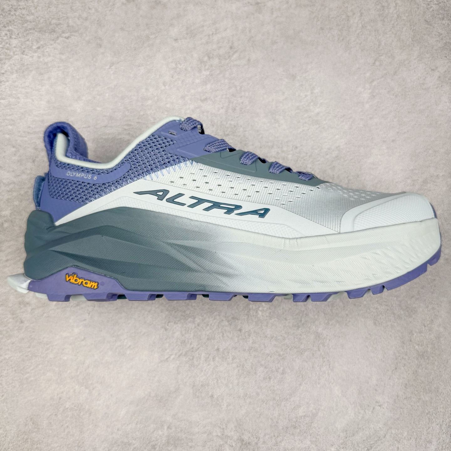 ＃纯原 Altra OLYMPUS 6 奥创奥林匹斯六代舒适百搭防滑耐磨低帮户外跑步鞋 2009年，长跑精英运动员Golden Harper在美国犹他州创立了“Altra Footwear”，跑鞋特点是采用舒适的FootShape™M（很适鞋楦）设计和独特的BalancedCushioning™（平衡缓冲）技术，帮助遭受伤病困扰的跑者回归跑步，从而迅速积累起良好的口碑。2011年品牌迅速发展，屡获大奖。2015年开始不仅占据全美跑鞋前十，足迹更是遍布全球。2016年Altra正式进入中国市场，凭借独特的品牌风格以及出色的性能表现，三年来获得越来越多普通跑者的喜爱。销售业绩增长迅速，成为中国越野跑市场占有量前三的跑鞋品牌。实拍调校N版已经零色差零失真 百分百还原实物色彩所见即所得 不存在货不对板色差等低级问题 选购参考实物拍摄 不混卖不参货 只用心做好货严格选品 承诺混一赔十 尺码：39 40 40.5 41 42 42.5 43 44 44.5 45-选品中心