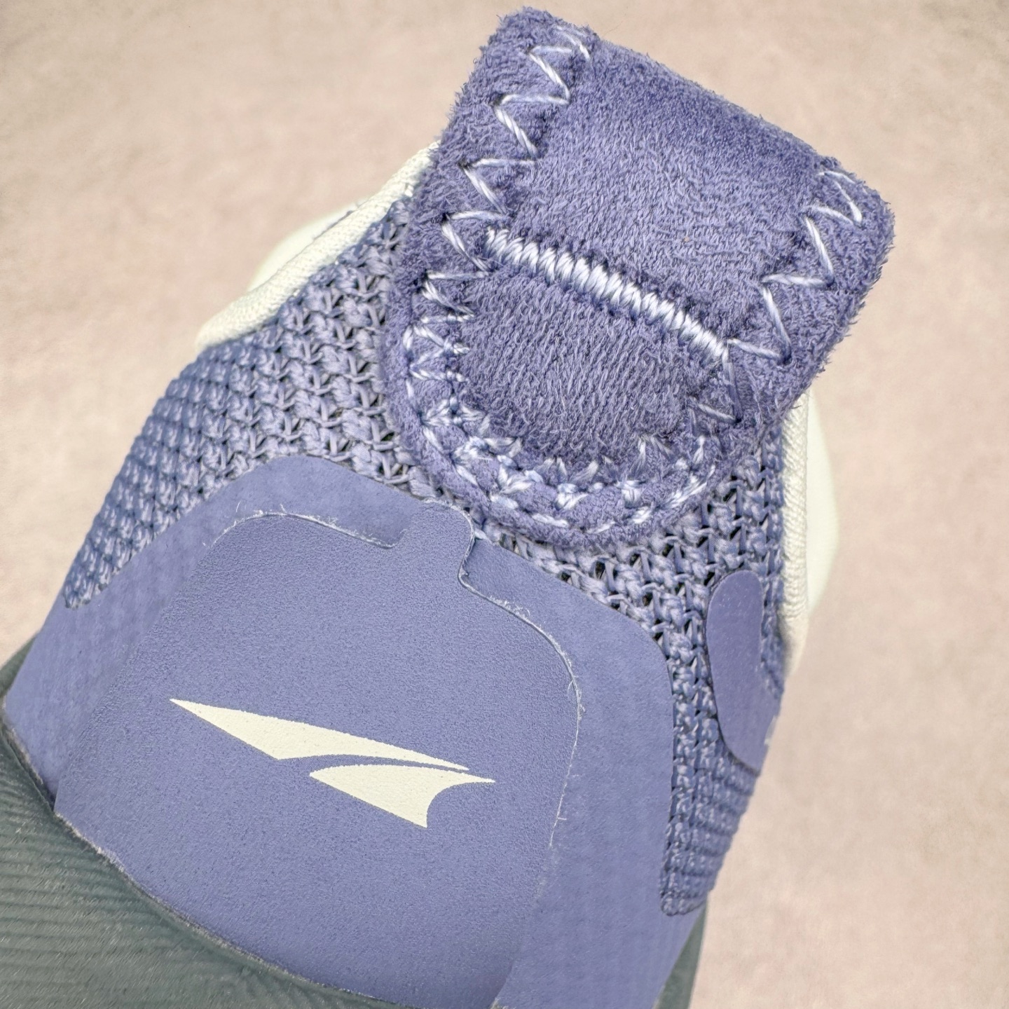 图片[15]-＃纯原 Altra OLYMPUS 6 奥创奥林匹斯六代舒适百搭防滑耐磨低帮户外跑步鞋 2009年，长跑精英运动员Golden Harper在美国犹他州创立了“Altra Footwear”，跑鞋特点是采用舒适的FootShape™M（很适鞋楦）设计和独特的BalancedCushioning™（平衡缓冲）技术，帮助遭受伤病困扰的跑者回归跑步，从而迅速积累起良好的口碑。2011年品牌迅速发展，屡获大奖。2015年开始不仅占据全美跑鞋前十，足迹更是遍布全球。2016年Altra正式进入中国市场，凭借独特的品牌风格以及出色的性能表现，三年来获得越来越多普通跑者的喜爱。销售业绩增长迅速，成为中国越野跑市场占有量前三的跑鞋品牌。实拍调校N版已经零色差零失真 百分百还原实物色彩所见即所得 不存在货不对板色差等低级问题 选购参考实物拍摄 不混卖不参货 只用心做好货严格选品 承诺混一赔十 尺码：39 40 40.5 41 42 42.5 43 44 44.5 45-选品中心