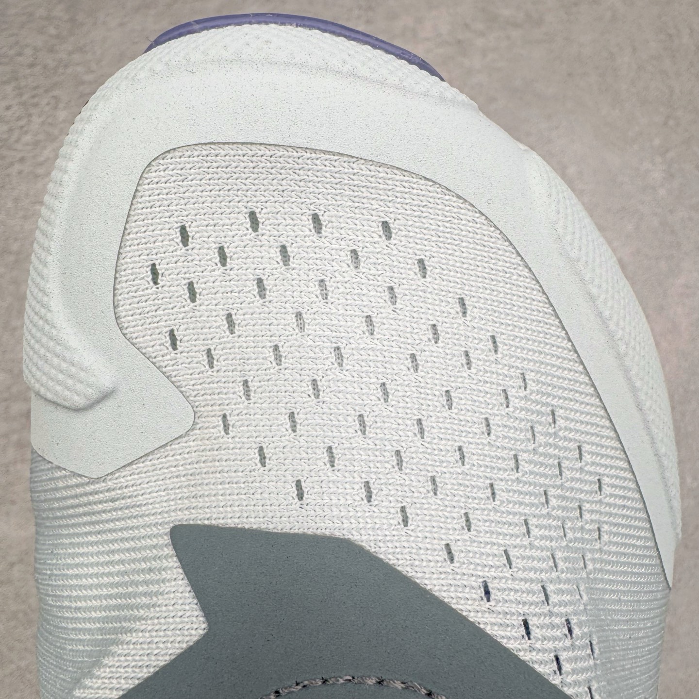 图片[14]-＃纯原 Altra OLYMPUS 6 奥创奥林匹斯六代舒适百搭防滑耐磨低帮户外跑步鞋 2009年，长跑精英运动员Golden Harper在美国犹他州创立了“Altra Footwear”，跑鞋特点是采用舒适的FootShape™M（很适鞋楦）设计和独特的BalancedCushioning™（平衡缓冲）技术，帮助遭受伤病困扰的跑者回归跑步，从而迅速积累起良好的口碑。2011年品牌迅速发展，屡获大奖。2015年开始不仅占据全美跑鞋前十，足迹更是遍布全球。2016年Altra正式进入中国市场，凭借独特的品牌风格以及出色的性能表现，三年来获得越来越多普通跑者的喜爱。销售业绩增长迅速，成为中国越野跑市场占有量前三的跑鞋品牌。实拍调校N版已经零色差零失真 百分百还原实物色彩所见即所得 不存在货不对板色差等低级问题 选购参考实物拍摄 不混卖不参货 只用心做好货严格选品 承诺混一赔十 尺码：39 40 40.5 41 42 42.5 43 44 44.5 45-选品中心