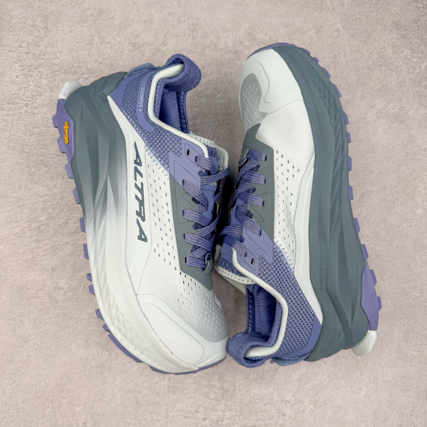 图片[3]-＃纯原 Altra OLYMPUS 6 奥创奥林匹斯六代舒适百搭防滑耐磨低帮户外跑步鞋 2009年，长跑精英运动员Golden Harper在美国犹他州创立了“Altra Footwear”，跑鞋特点是采用舒适的FootShape™M（很适鞋楦）设计和独特的BalancedCushioning™（平衡缓冲）技术，帮助遭受伤病困扰的跑者回归跑步，从而迅速积累起良好的口碑。2011年品牌迅速发展，屡获大奖。2015年开始不仅占据全美跑鞋前十，足迹更是遍布全球。2016年Altra正式进入中国市场，凭借独特的品牌风格以及出色的性能表现，三年来获得越来越多普通跑者的喜爱。销售业绩增长迅速，成为中国越野跑市场占有量前三的跑鞋品牌。实拍调校N版已经零色差零失真 百分百还原实物色彩所见即所得 不存在货不对板色差等低级问题 选购参考实物拍摄 不混卖不参货 只用心做好货严格选品 承诺混一赔十 尺码：39 40 40.5 41 42 42.5 43 44 44.5 45-选品中心