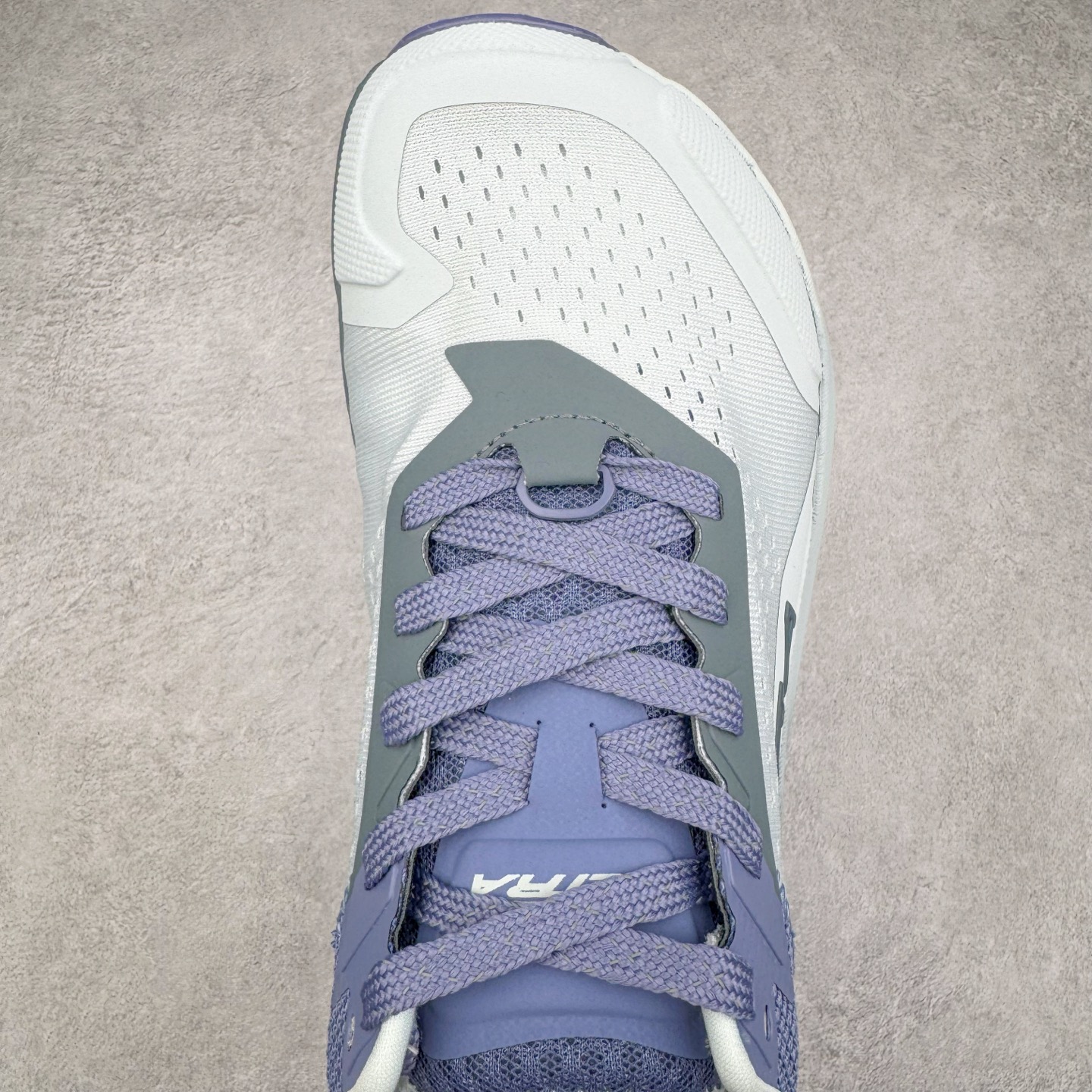 图片[4]-＃纯原 Altra OLYMPUS 6 奥创奥林匹斯六代舒适百搭防滑耐磨低帮户外跑步鞋 2009年，长跑精英运动员Golden Harper在美国犹他州创立了“Altra Footwear”，跑鞋特点是采用舒适的FootShape™M（很适鞋楦）设计和独特的BalancedCushioning™（平衡缓冲）技术，帮助遭受伤病困扰的跑者回归跑步，从而迅速积累起良好的口碑。2011年品牌迅速发展，屡获大奖。2015年开始不仅占据全美跑鞋前十，足迹更是遍布全球。2016年Altra正式进入中国市场，凭借独特的品牌风格以及出色的性能表现，三年来获得越来越多普通跑者的喜爱。销售业绩增长迅速，成为中国越野跑市场占有量前三的跑鞋品牌。实拍调校N版已经零色差零失真 百分百还原实物色彩所见即所得 不存在货不对板色差等低级问题 选购参考实物拍摄 不混卖不参货 只用心做好货严格选品 承诺混一赔十 尺码：39 40 40.5 41 42 42.5 43 44 44.5 45-选品中心