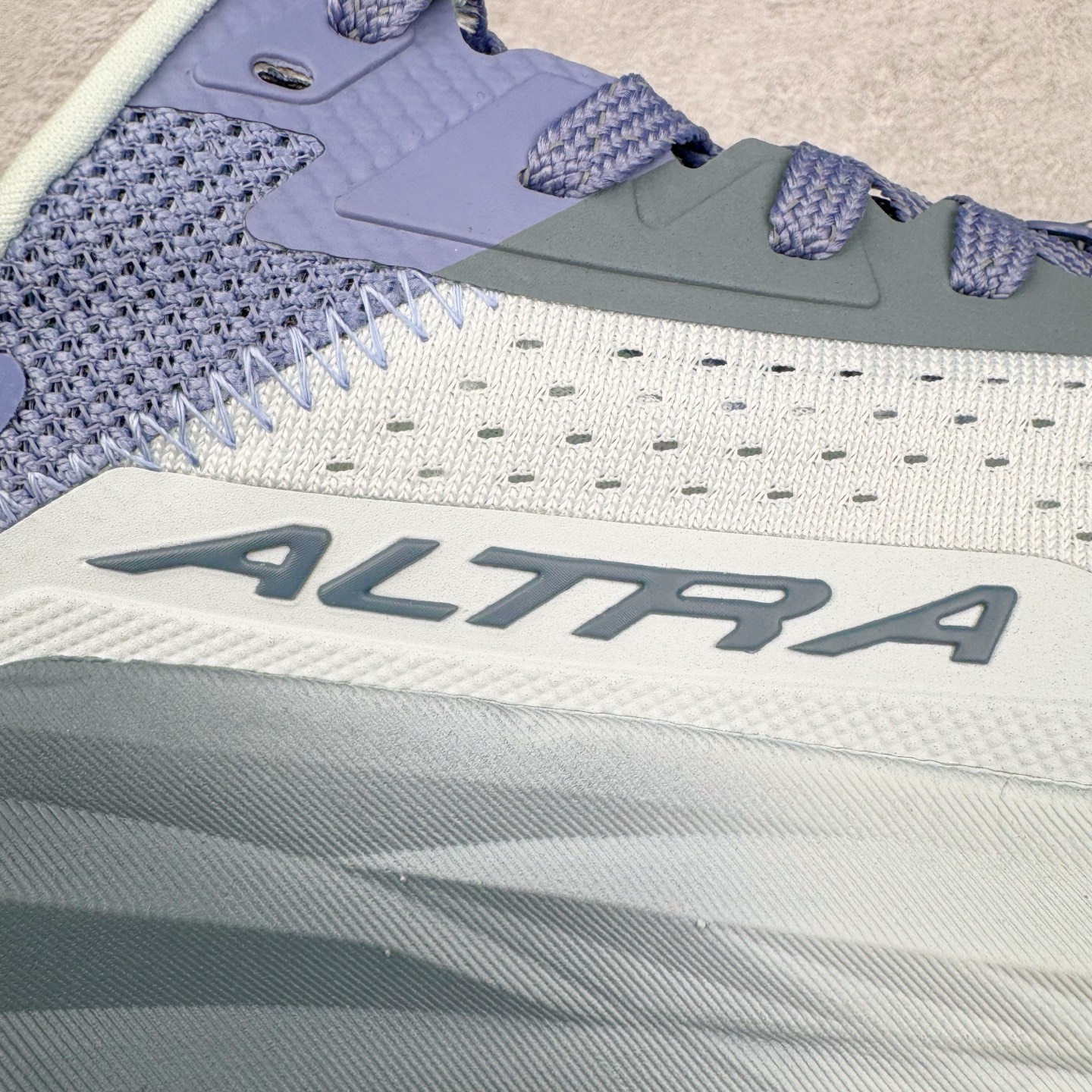 图片[18]-＃纯原 Altra OLYMPUS 6 奥创奥林匹斯六代舒适百搭防滑耐磨低帮户外跑步鞋 2009年，长跑精英运动员Golden Harper在美国犹他州创立了“Altra Footwear”，跑鞋特点是采用舒适的FootShape™M（很适鞋楦）设计和独特的BalancedCushioning™（平衡缓冲）技术，帮助遭受伤病困扰的跑者回归跑步，从而迅速积累起良好的口碑。2011年品牌迅速发展，屡获大奖。2015年开始不仅占据全美跑鞋前十，足迹更是遍布全球。2016年Altra正式进入中国市场，凭借独特的品牌风格以及出色的性能表现，三年来获得越来越多普通跑者的喜爱。销售业绩增长迅速，成为中国越野跑市场占有量前三的跑鞋品牌。实拍调校N版已经零色差零失真 百分百还原实物色彩所见即所得 不存在货不对板色差等低级问题 选购参考实物拍摄 不混卖不参货 只用心做好货严格选品 承诺混一赔十 尺码：39 40 40.5 41 42 42.5 43 44 44.5 45-选品中心