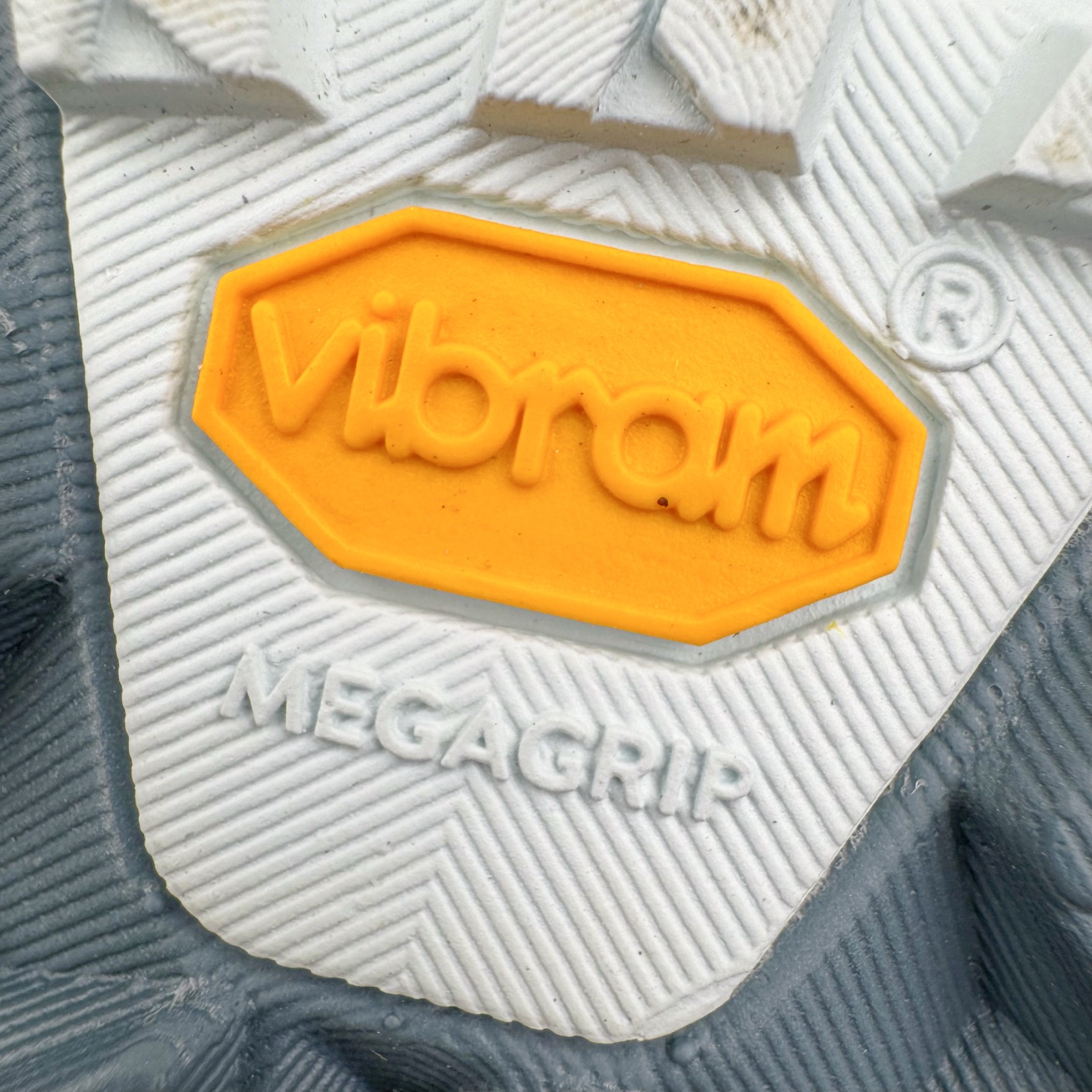 图片[20]-＃纯原 Altra OLYMPUS 6 奥创奥林匹斯六代舒适百搭防滑耐磨低帮户外跑步鞋 2009年，长跑精英运动员Golden Harper在美国犹他州创立了“Altra Footwear”，跑鞋特点是采用舒适的FootShape™M（很适鞋楦）设计和独特的BalancedCushioning™（平衡缓冲）技术，帮助遭受伤病困扰的跑者回归跑步，从而迅速积累起良好的口碑。2011年品牌迅速发展，屡获大奖。2015年开始不仅占据全美跑鞋前十，足迹更是遍布全球。2016年Altra正式进入中国市场，凭借独特的品牌风格以及出色的性能表现，三年来获得越来越多普通跑者的喜爱。销售业绩增长迅速，成为中国越野跑市场占有量前三的跑鞋品牌。实拍调校N版已经零色差零失真 百分百还原实物色彩所见即所得 不存在货不对板色差等低级问题 选购参考实物拍摄 不混卖不参货 只用心做好货严格选品 承诺混一赔十 尺码：39 40 40.5 41 42 42.5 43 44 44.5 45-选品中心