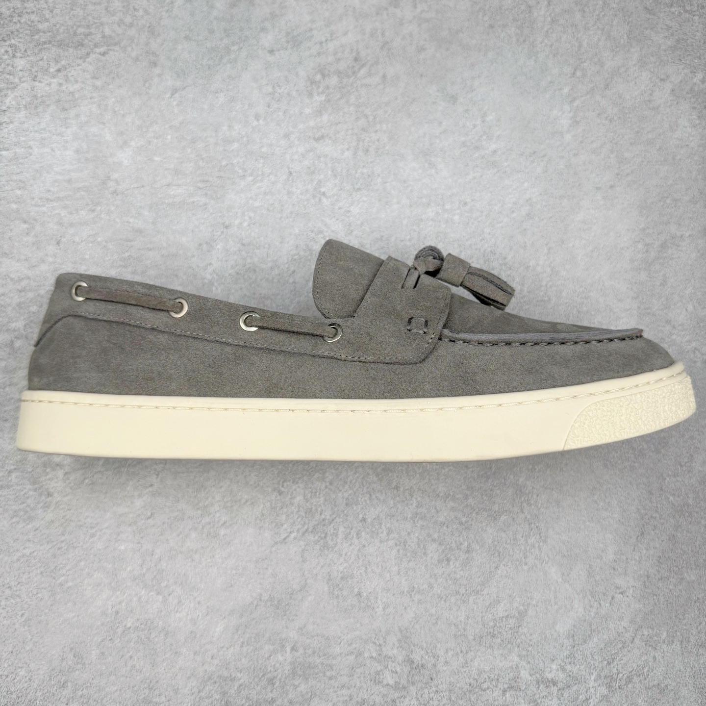 Brunello Cucinelli 小牛皮套脚圆头乐福鞋 Brunello Cucinelli是来自意大利的世界顶级奢侈品牌，被誉为低调奢华的“山羊绒之王”和“服装界真正的奢侈品”。很多人都知道羊绒Cashmere顶级、昂贵，一穿就脱不下来，还很容易和其他衣服相互搭配，但是，再也没有比Brunello Cucinelli 这个品牌更懂得把顶级的羊绒面料设计出一种“低调的奢华”的风格。尺码：37 38 39 40 41 42 43 44 45 46-选品中心