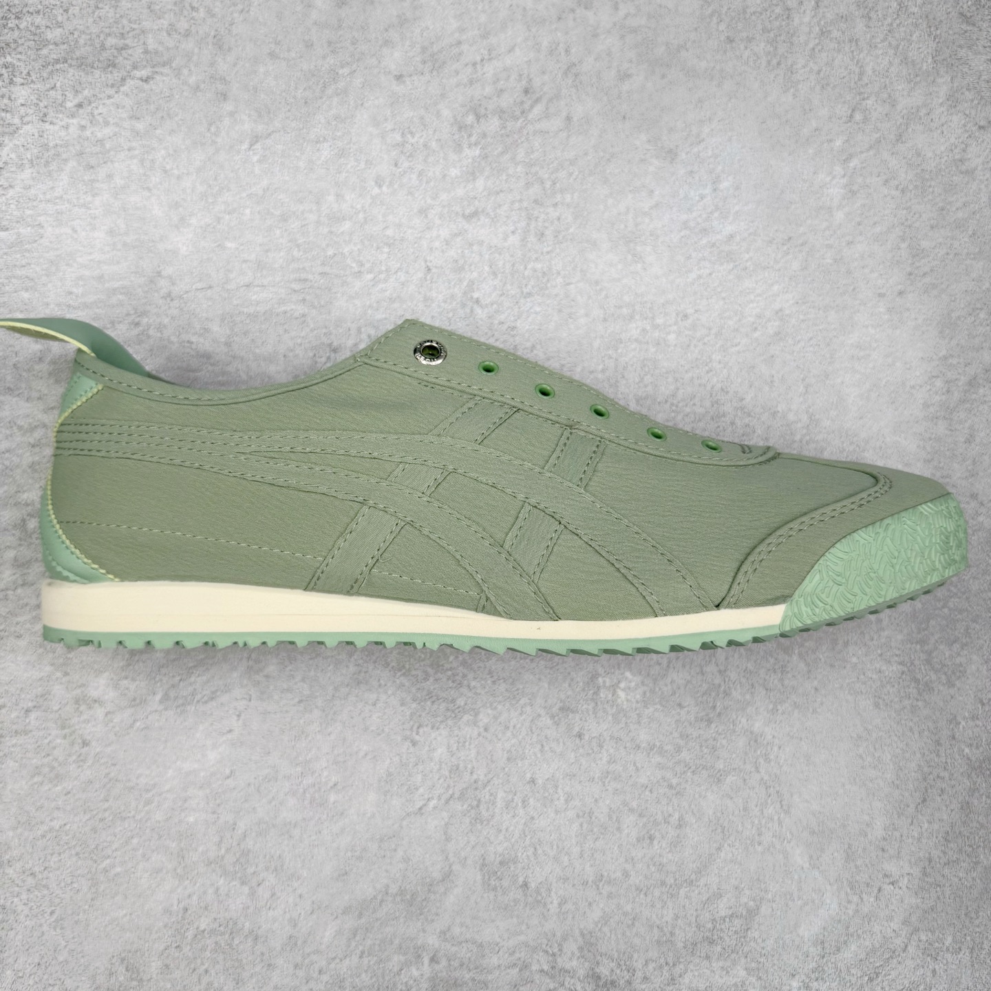 ＃C版 Asics Onitsuka Tiger MEXICO 66 亚瑟士鬼冢虎复古经典板鞋 CNY 龙年限定 白红 市场王者选手 海外订单工厂出品 长期生产补货永不断码 超成熟稳定的做工品控 原装全套纸板楦头开发 原汁原味 完美呈现版型 私模正确鞋底咬花纹路 一比一鞋头弧度高度鞋身弧度 绝不口嗨 细节品控鞋型随意秒杀市面 原档咬花纹路私模大底 一个单元有六个三角形 总体形拼接呈现花瓣状 官方四联吊牌 原装Ortholite轻量化鞋垫 原盒原配 质保卡 说明书 钢印防尘纸 纸板中底带钢印 乳胶组合鞋垫 支持全方位的对比专柜 产品从款式颜色造型上体现出追求舒适和细节的完美 鞋类更是推崇手工制作的严谨与完美 融舒适性与可穿性的设计风格 注重细节的完美和别致魅力 既保持稳重 又不失轻松的时尚感 尺码：36 37 37.5 38 39 39.5 40 40.5 41.5 42 42.5 43.5 44 45-选品中心