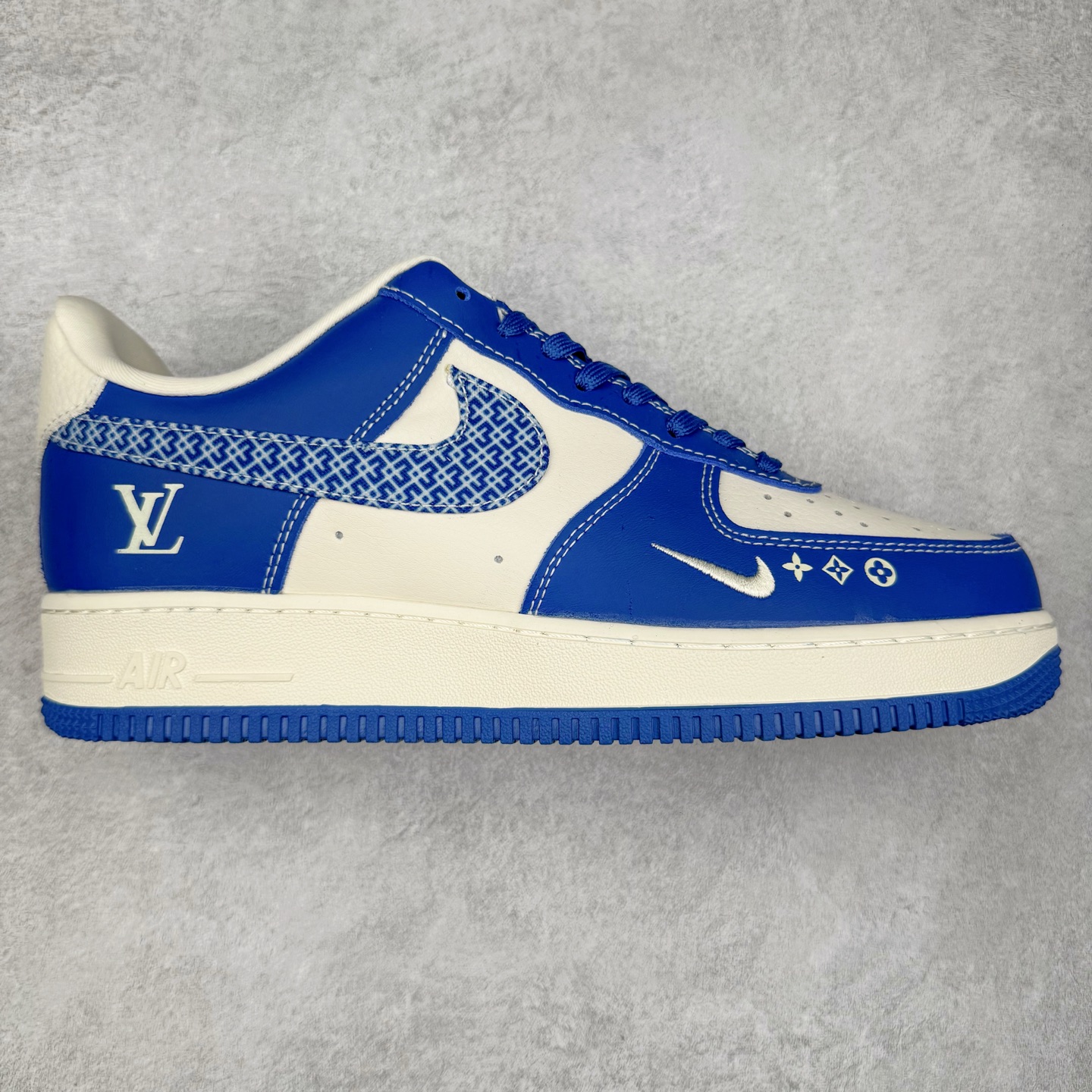 NK Air Force 1´07 Low 空军一号低帮百搭休闲运动板鞋 KK1988-092 柔软、弹性十足的缓震性能和出色的中底设计 横跨复古与现代的外型结合 造就出风靡全球 三十多年的Force 1 直到今天还深受青睐 实拍调校N版已经零色差零失真 百分百还原实物色彩所见即所得 不存在货不对板色差等低级问题 选购参考实物拍摄 不混卖不参货 只用心做好货严格选品 承诺混一赔十 尺码：36 36.5 37.5 38 38.5 39 40 40.5 41 42 42.5 43 44 44.5 45-选品中心